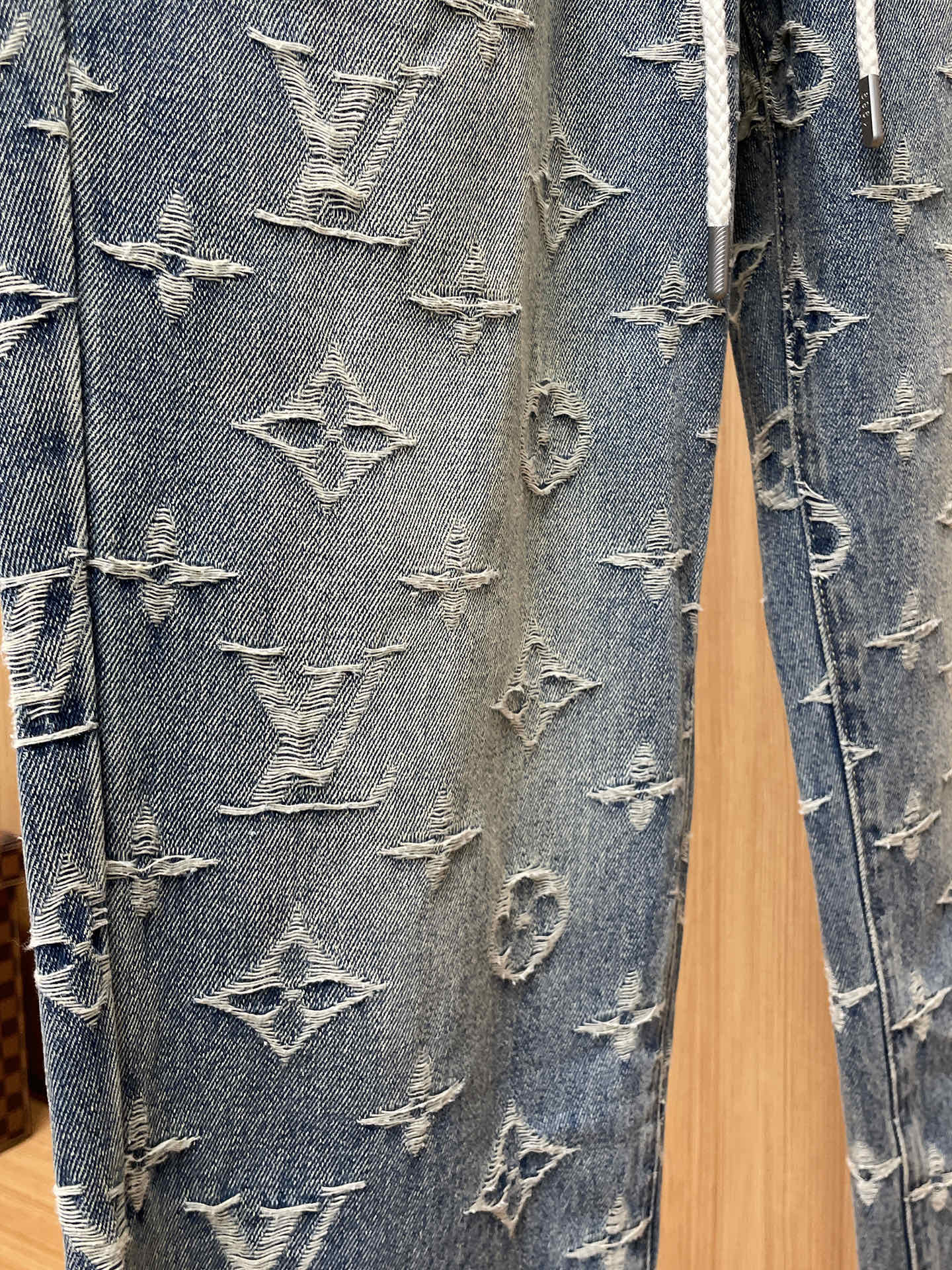 LV高仿男士老花牛仔縮口長褲水洗丹寧彈性休閒版型｜歐美奢侈品精品推薦