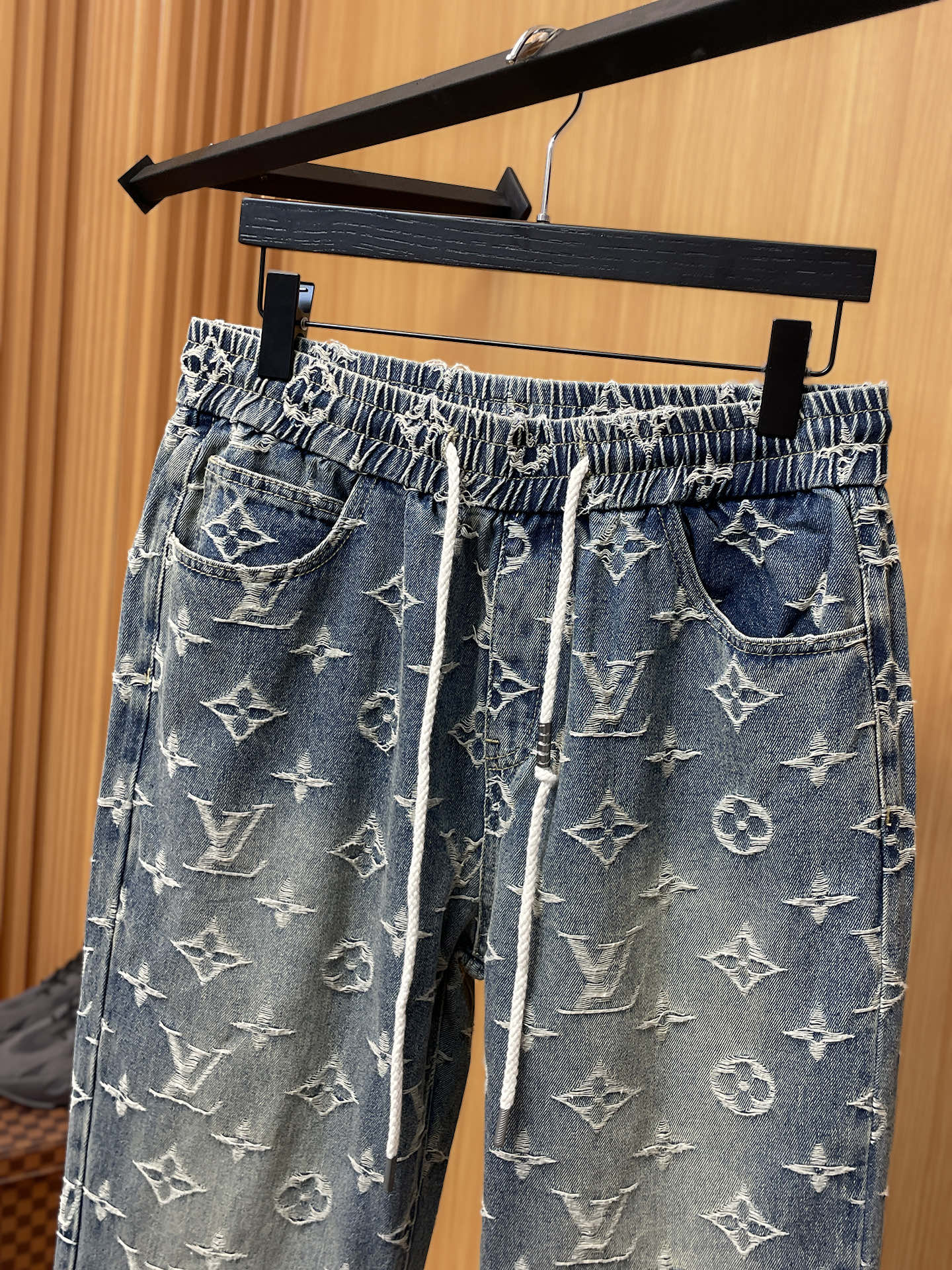 LV高仿男士老花牛仔縮口長褲水洗丹寧彈性休閒版型｜歐美奢侈品精品推薦