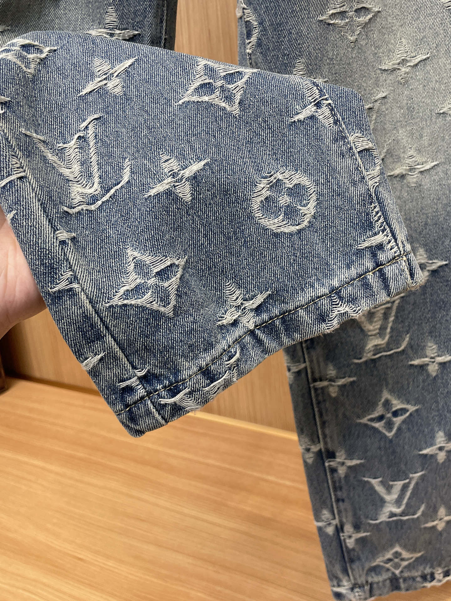 LV高仿男士老花牛仔縮口長褲水洗丹寧彈性休閒版型｜歐美奢侈品精品推薦