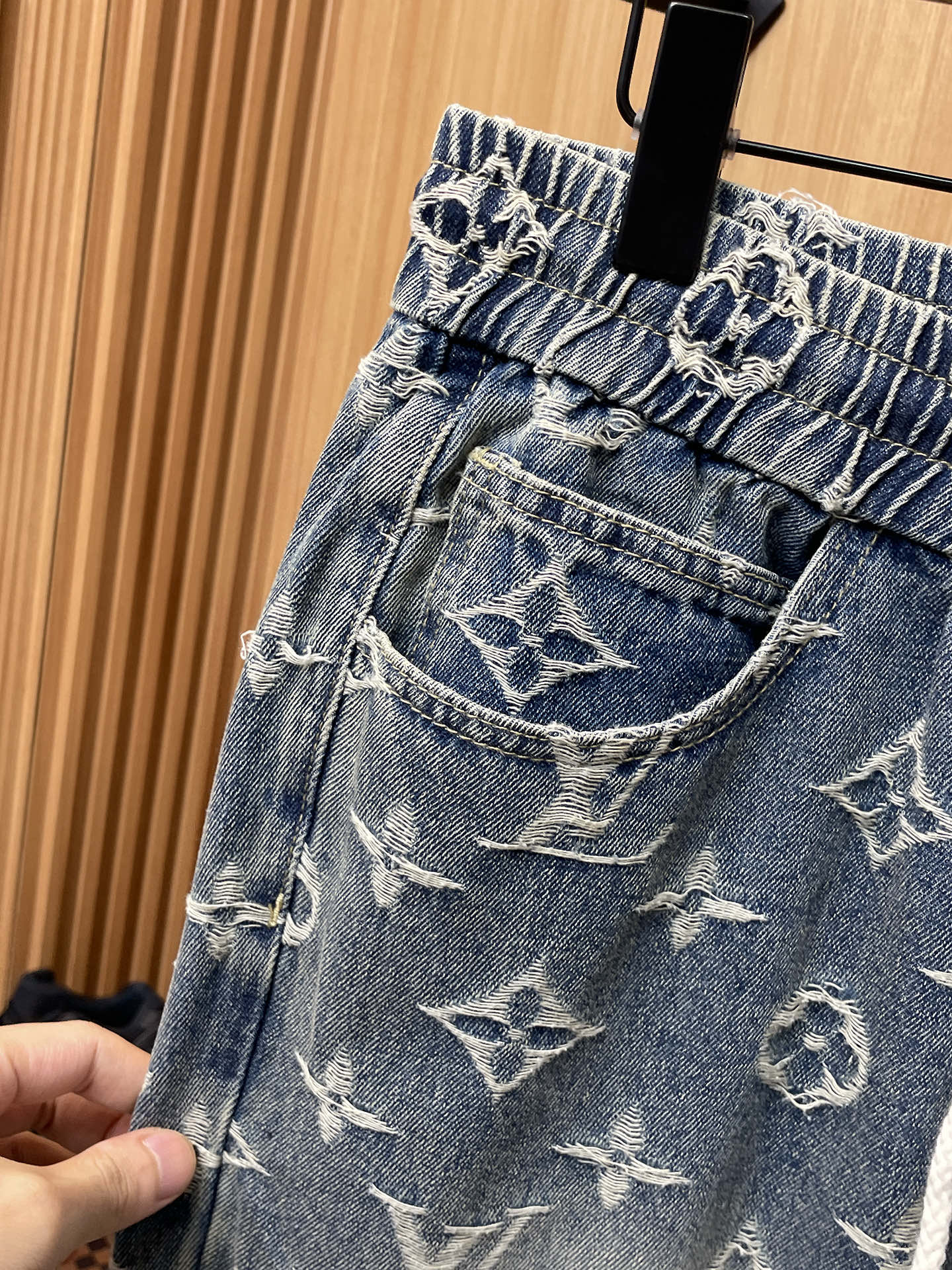 LV高仿男士老花牛仔縮口長褲水洗丹寧彈性休閒版型｜歐美奢侈品精品推薦