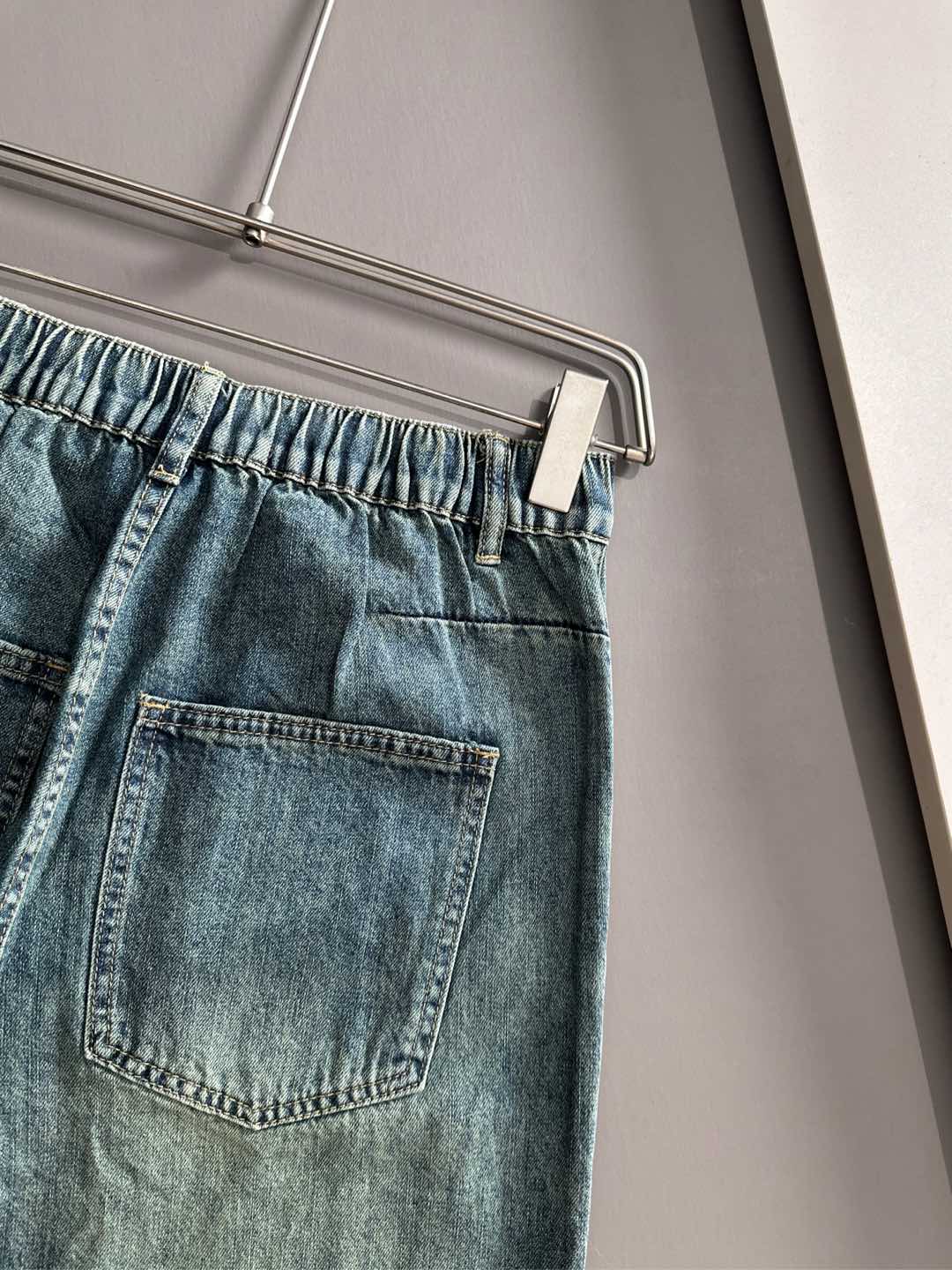 LV一比一男士淡藍水洗牛仔褲復古簡約Logo中直筒版型｜歐美奢侈品精品推薦