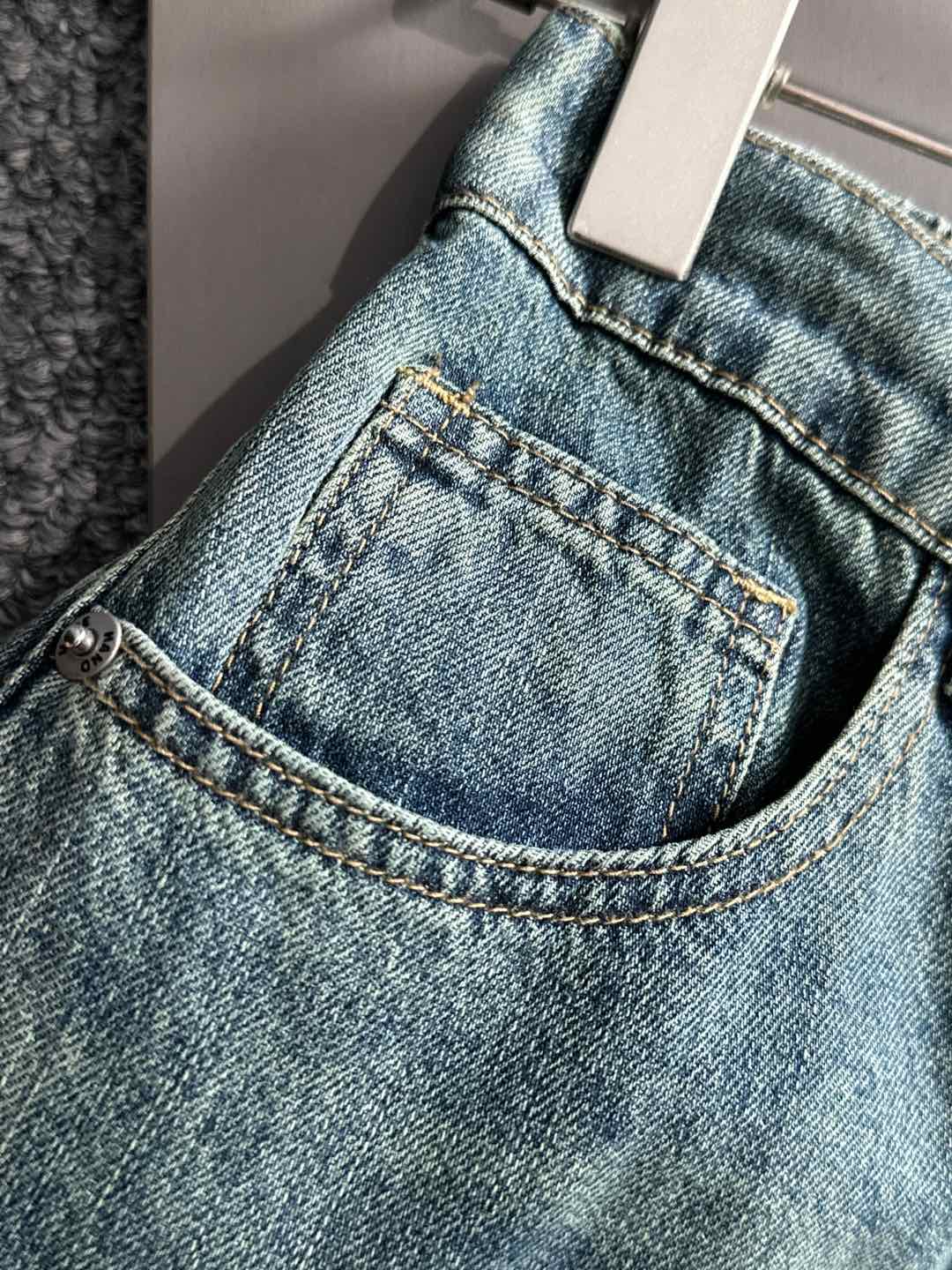 LV一比一男士淡藍水洗牛仔褲復古簡約Logo中直筒版型｜歐美奢侈品精品推薦