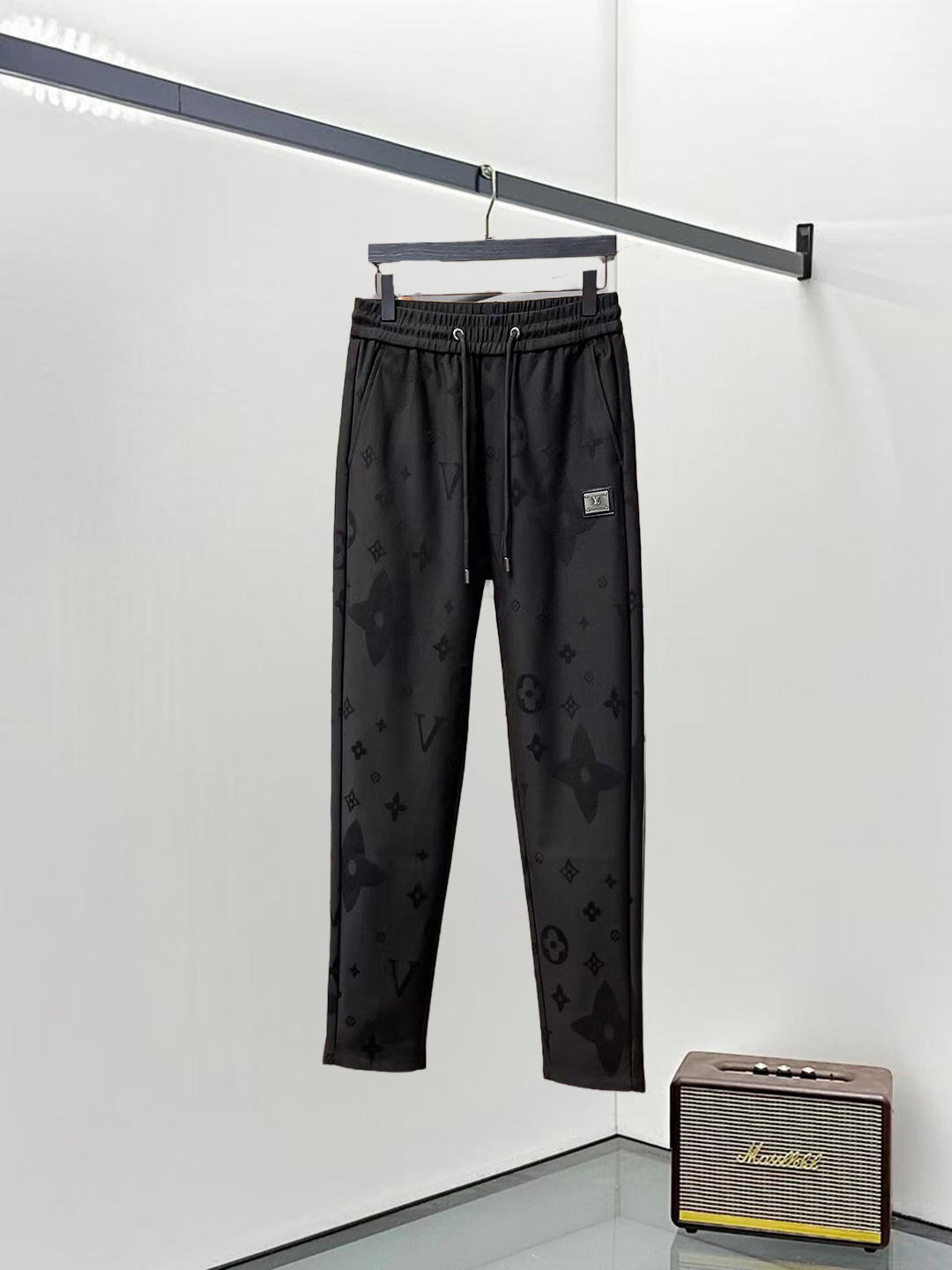 LV原單男士老花壓紋運動長褲黑色緹花Logo時尚機能褲款