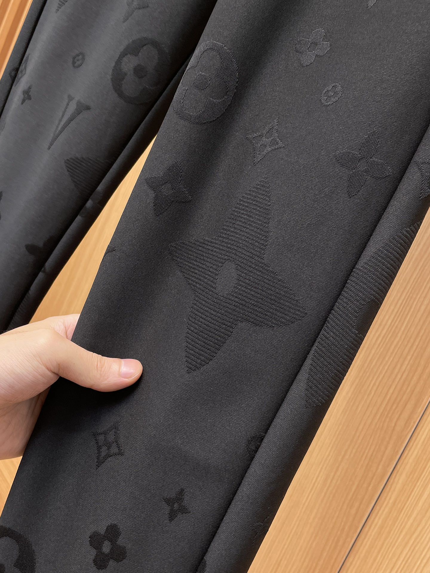 LV原單男士老花壓紋運動長褲黑色緹花Logo時尚機能褲款｜歐美奢侈品精品推薦