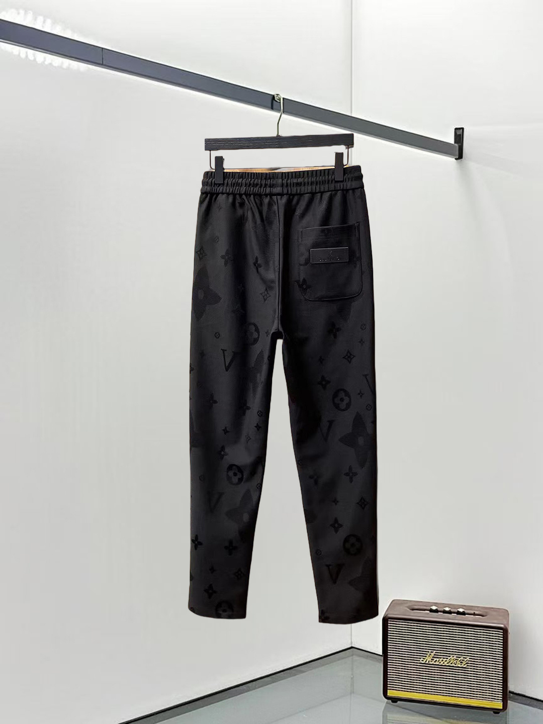 LV原單男士老花壓紋運動長褲黑色緹花Logo時尚機能褲款｜歐美奢侈品精品推薦