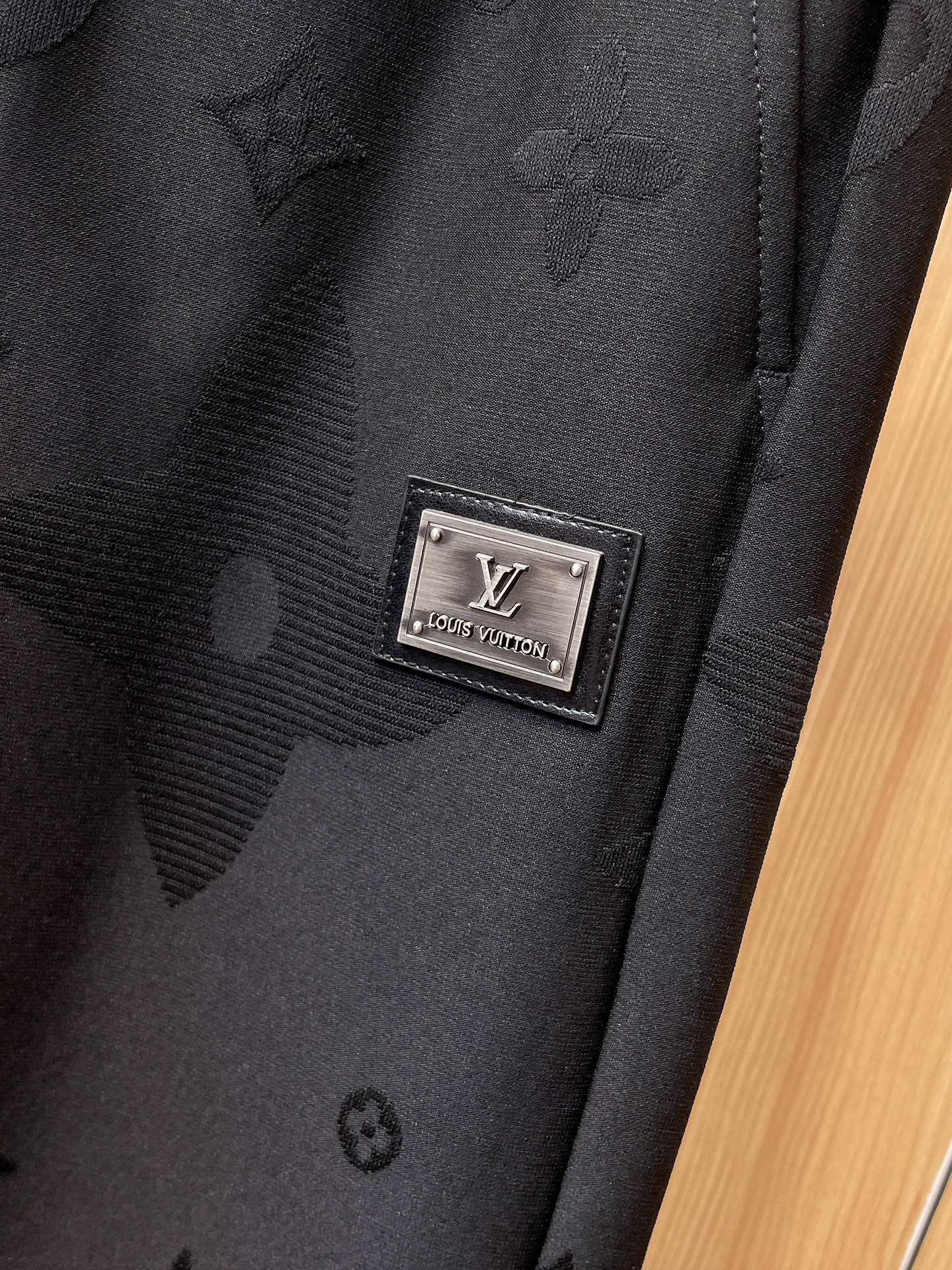 LV原單男士老花壓紋運動長褲黑色緹花Logo時尚機能褲款｜歐美奢侈品精品推薦