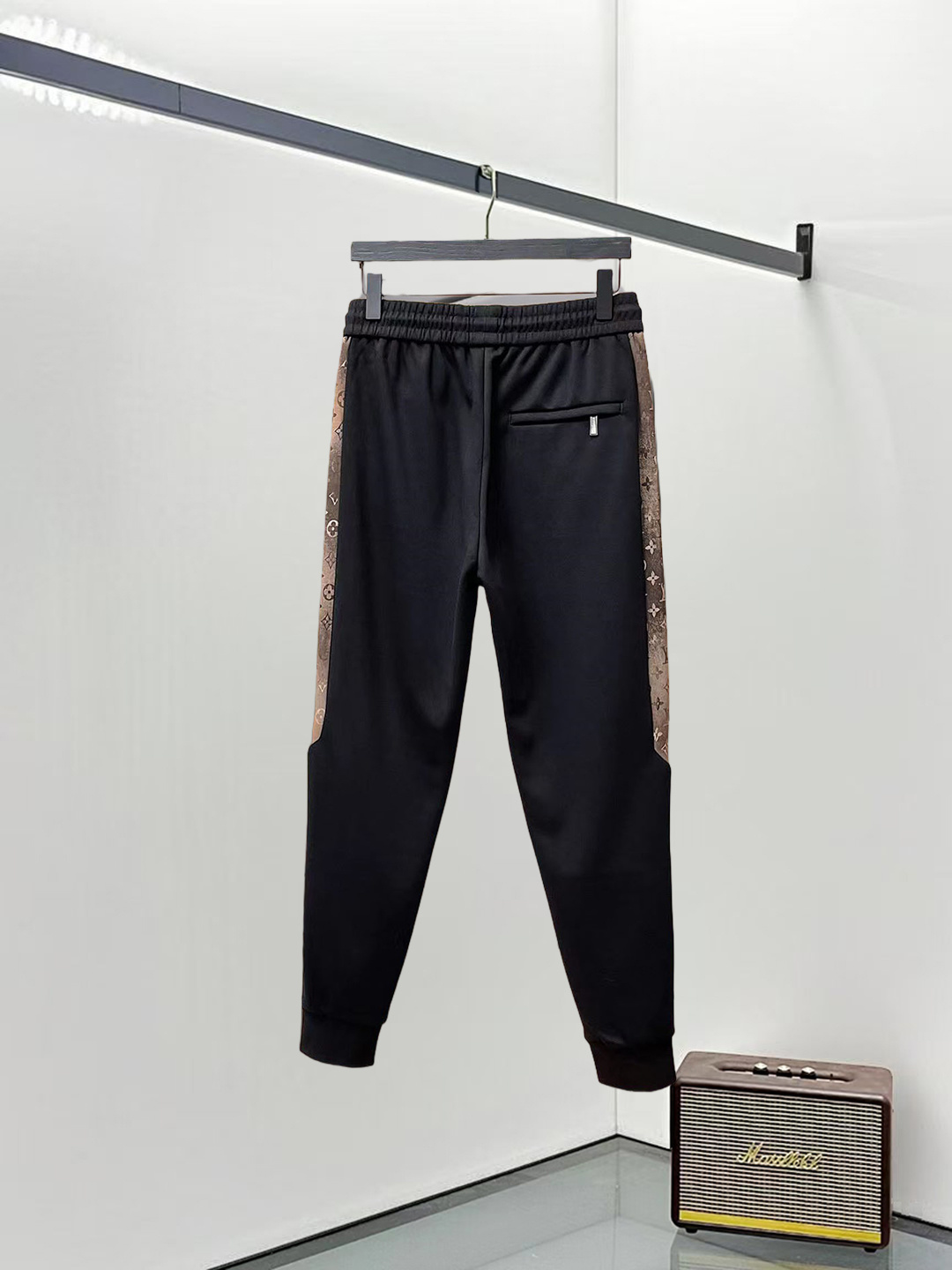LV高仿男士運動褲拼接老花L字刺繡標誌束腳設計潮流黑褲｜歐美奢侈品精品推薦