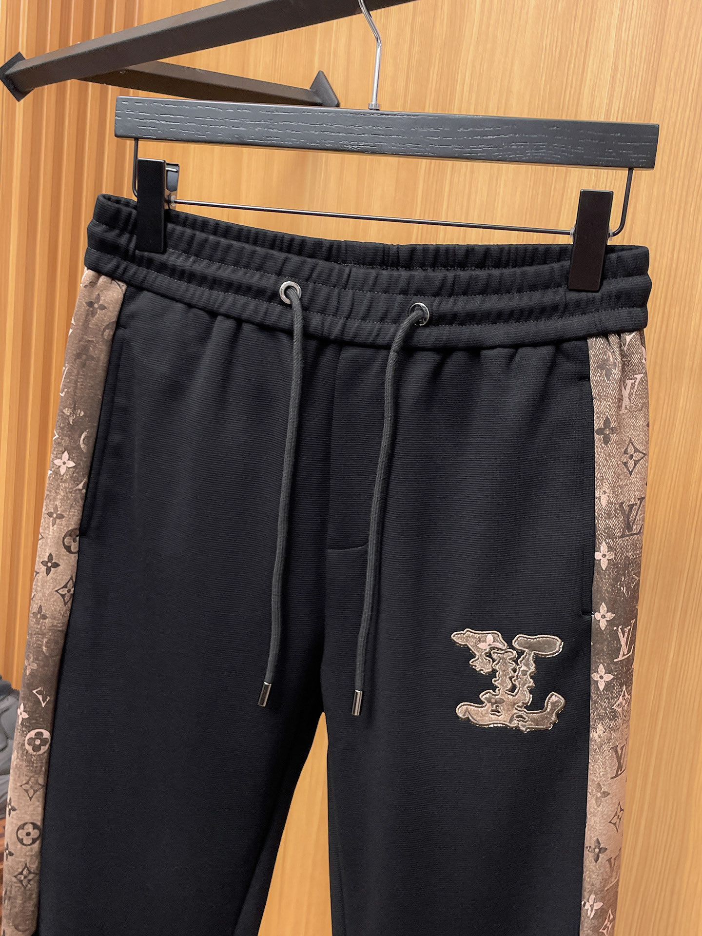 LV高仿男士運動褲拼接老花L字刺繡標誌束腳設計潮流黑褲｜歐美奢侈品精品推薦