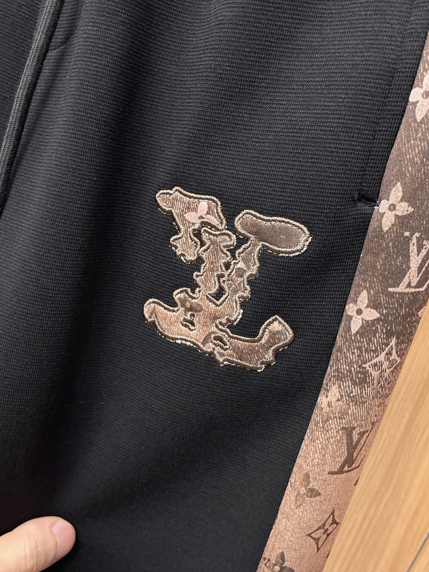 LV高仿男士運動褲拼接老花L字刺繡標誌束腳設計潮流黑褲｜歐美奢侈品精品推薦