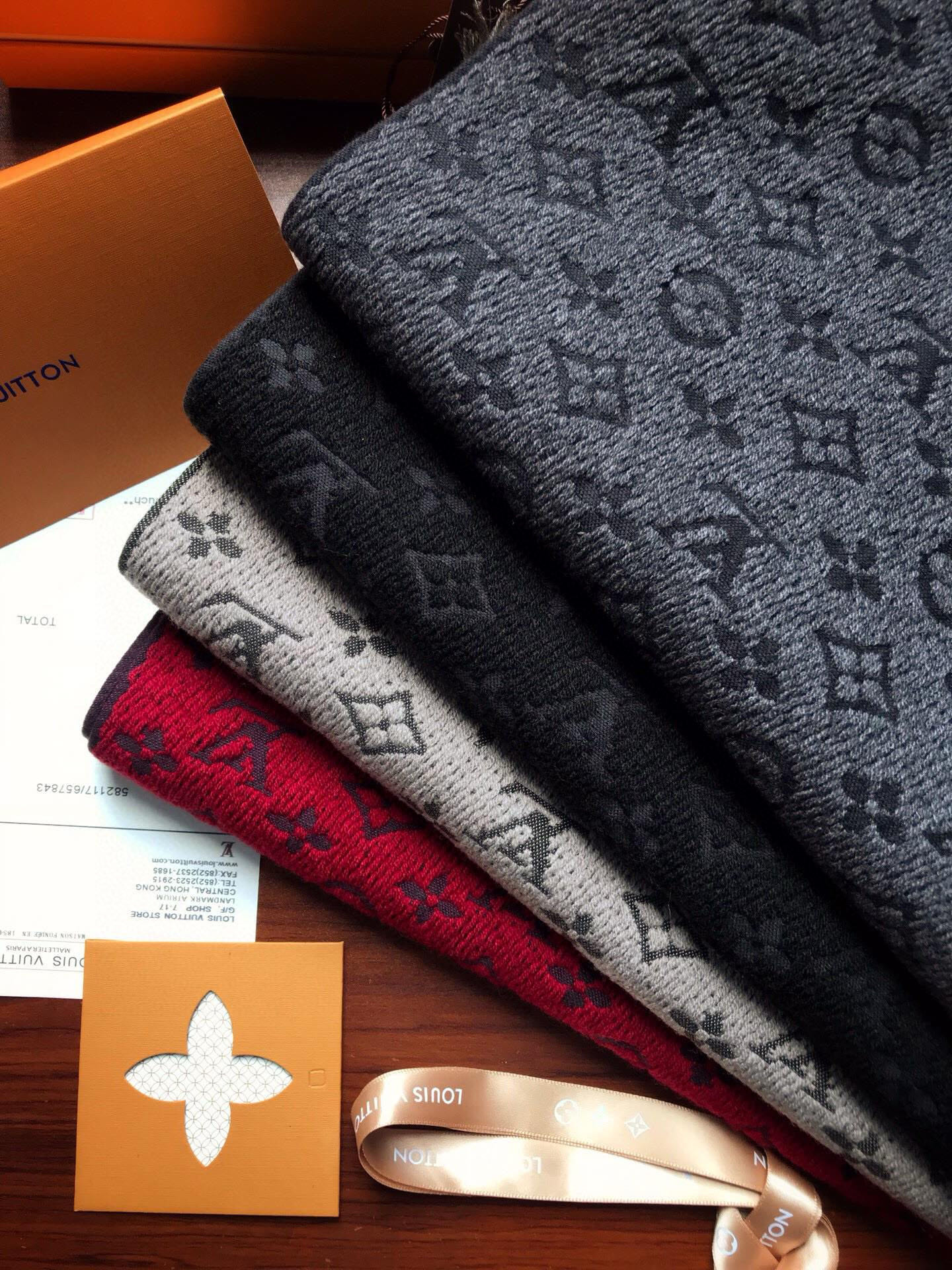 LV一比一男女款雙面圍巾灰黑配色厚實保暖款|超A仿原單精品圖片 8 LV一比一男女款雙面圍巾灰黑配色厚實保暖款|歐美奢侈品精品推薦