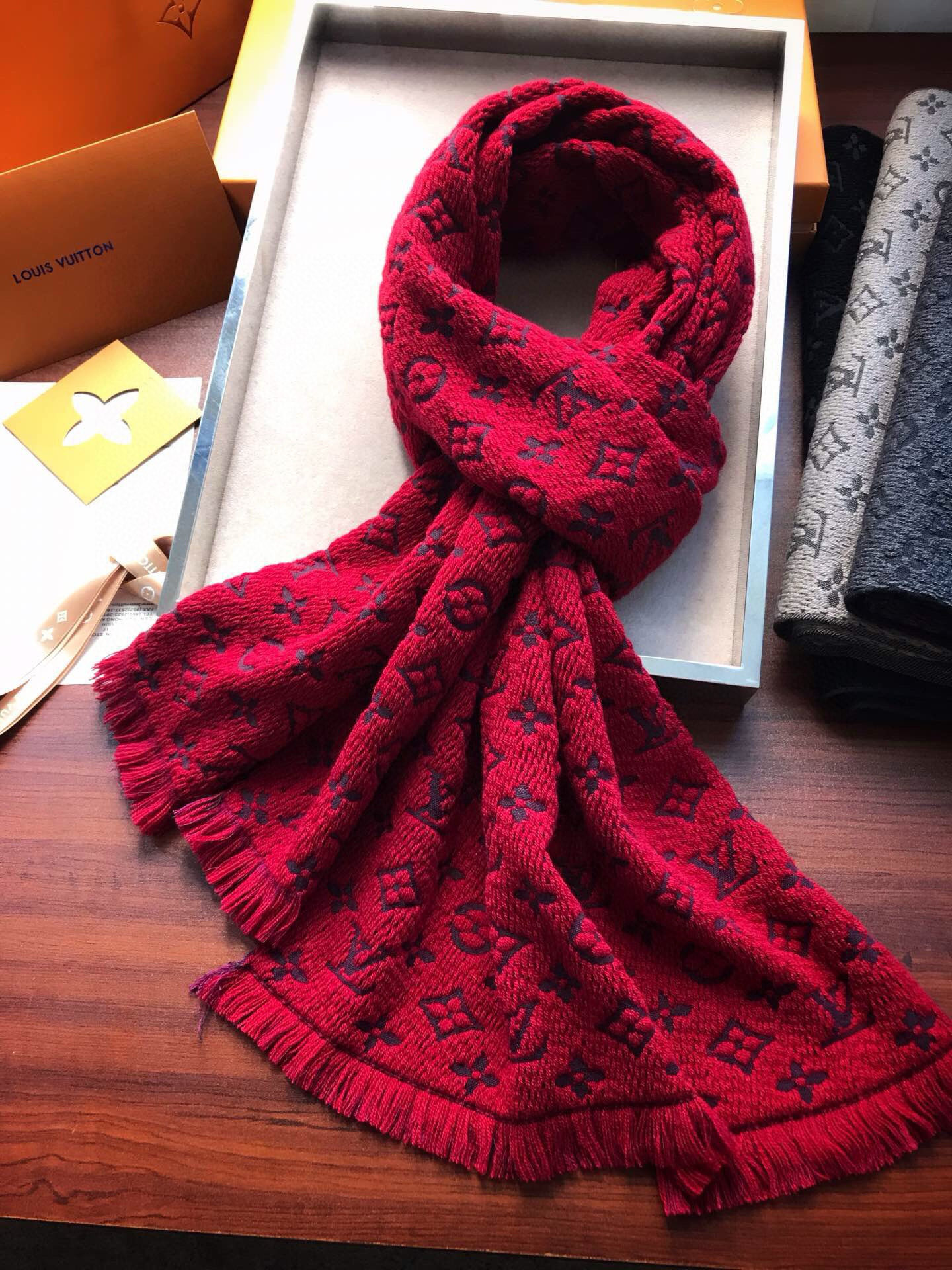 LV高仿男女款圍巾紅色雙面立體老花法式風格款｜歐美奢侈品精品推薦