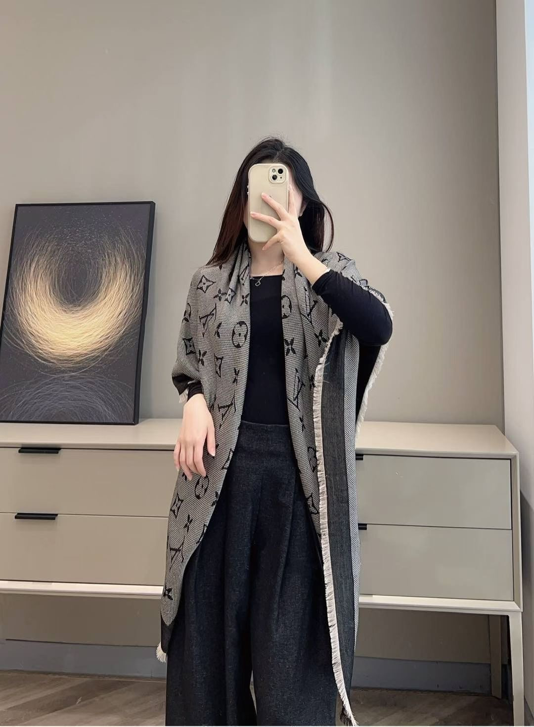 LV一比一絲毛混織黑白圍巾男女款緞面光澤設計|超A仿原單精品圖片 6 LV一比一絲毛混織黑白圍巾男女款緞面光澤設計|歐美奢侈品精品推薦