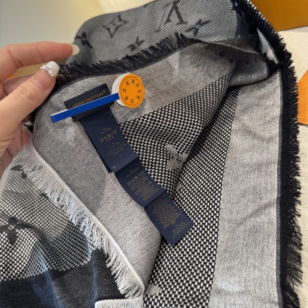 LV一比一絲毛混織黑白圍巾男女款緞面光澤設計|超A仿原單精品圖片 10 LV一比一絲毛混織黑白圍巾男女款緞面光澤設計|歐美奢侈品精品推薦
