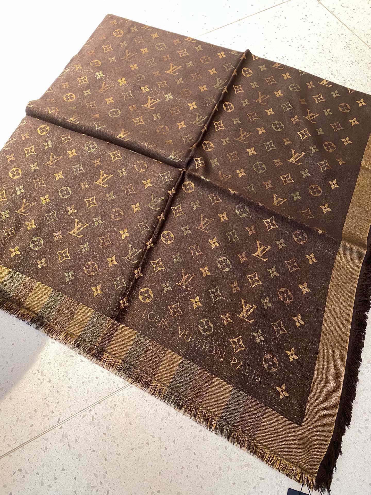 LV高仿男女款圍巾金棕格紋滿版老花奢華光澤感設計｜歐美奢侈品精品推薦