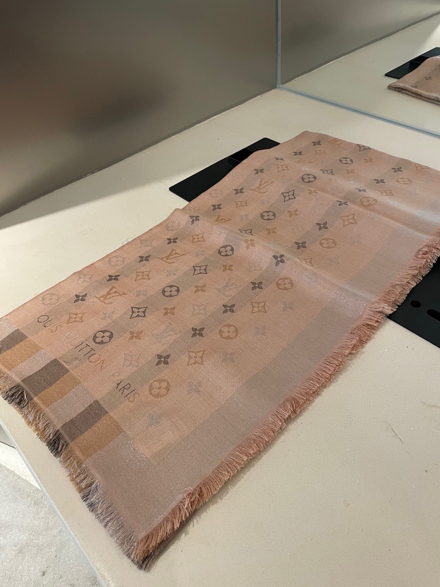 LV原單女款圍巾裸粉格紋老花輕柔氣質百搭款｜歐美奢侈品精品推薦