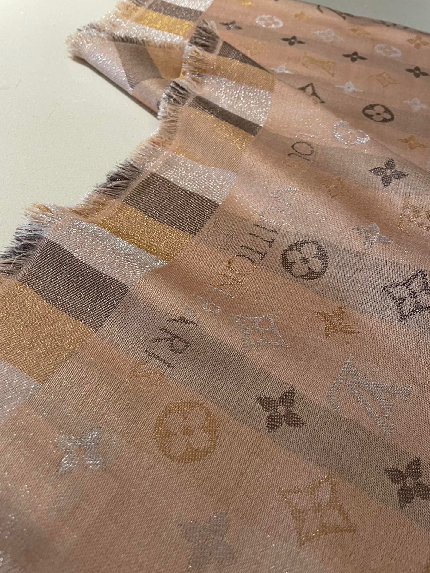 LV原單女款圍巾裸粉格紋老花輕柔氣質百搭款｜歐美奢侈品精品推薦