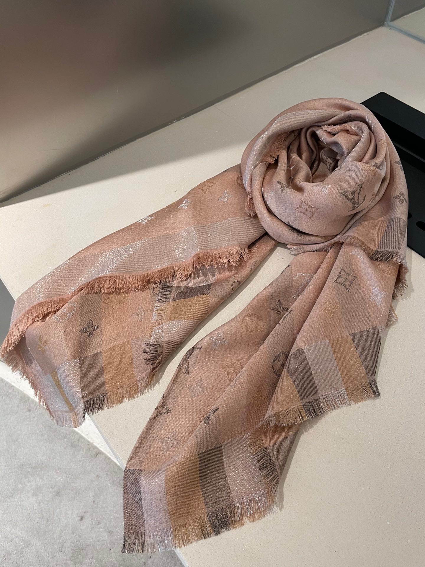 LV原單女款圍巾裸粉格紋老花輕柔氣質百搭款｜歐美奢侈品精品推薦