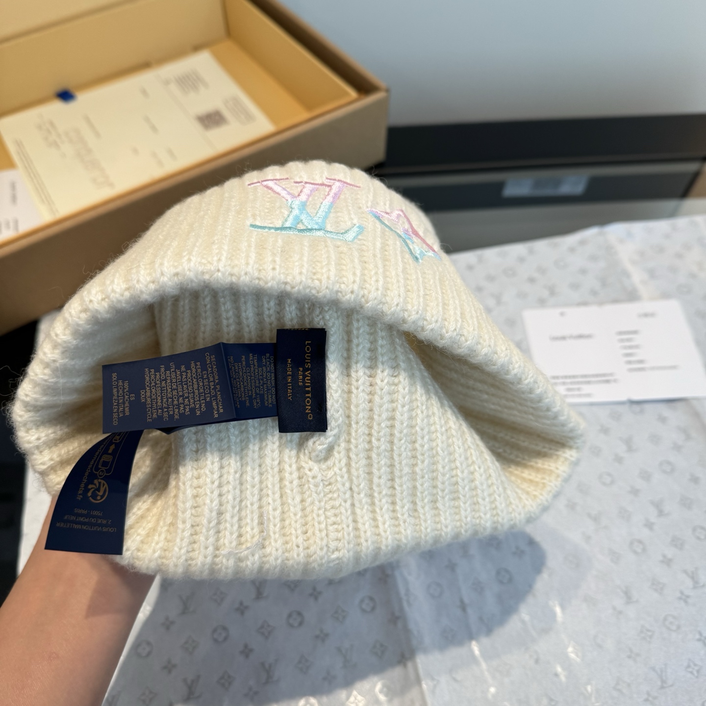 LV一比一圍巾毛帽雙件組奶白配粉彩LOGO時尚百搭組合|超A仿原單精品圖片 16 LV一比一圍巾毛帽雙件組奶白配粉彩LOGO時尚百搭組合|歐美奢侈品精品推薦