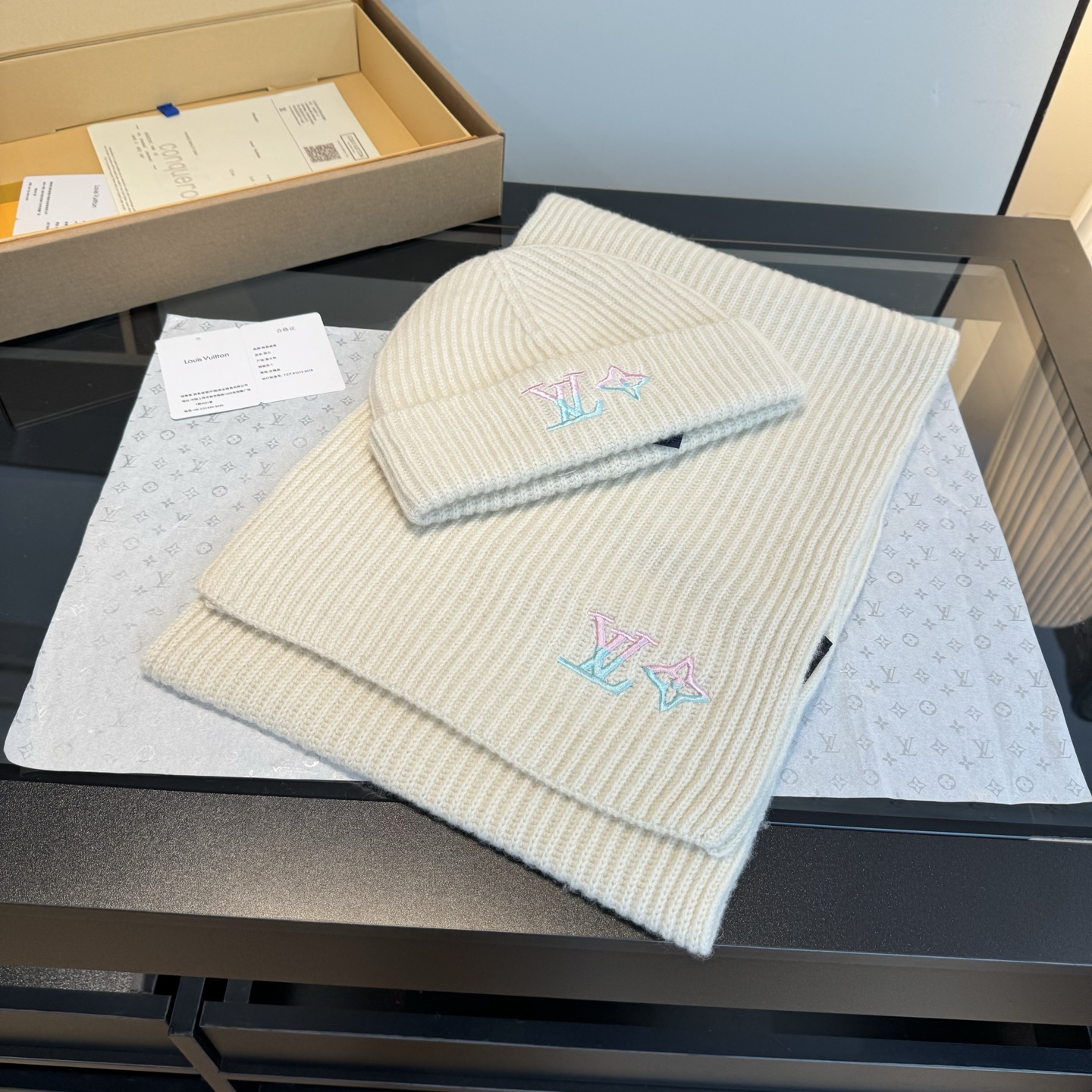 LV一比一圍巾毛帽雙件組奶白配粉彩LOGO時尚百搭組合|超A仿原單精品圖片 13 LV一比一圍巾毛帽雙件組奶白配粉彩LOGO時尚百搭組合|歐美奢侈品精品推薦