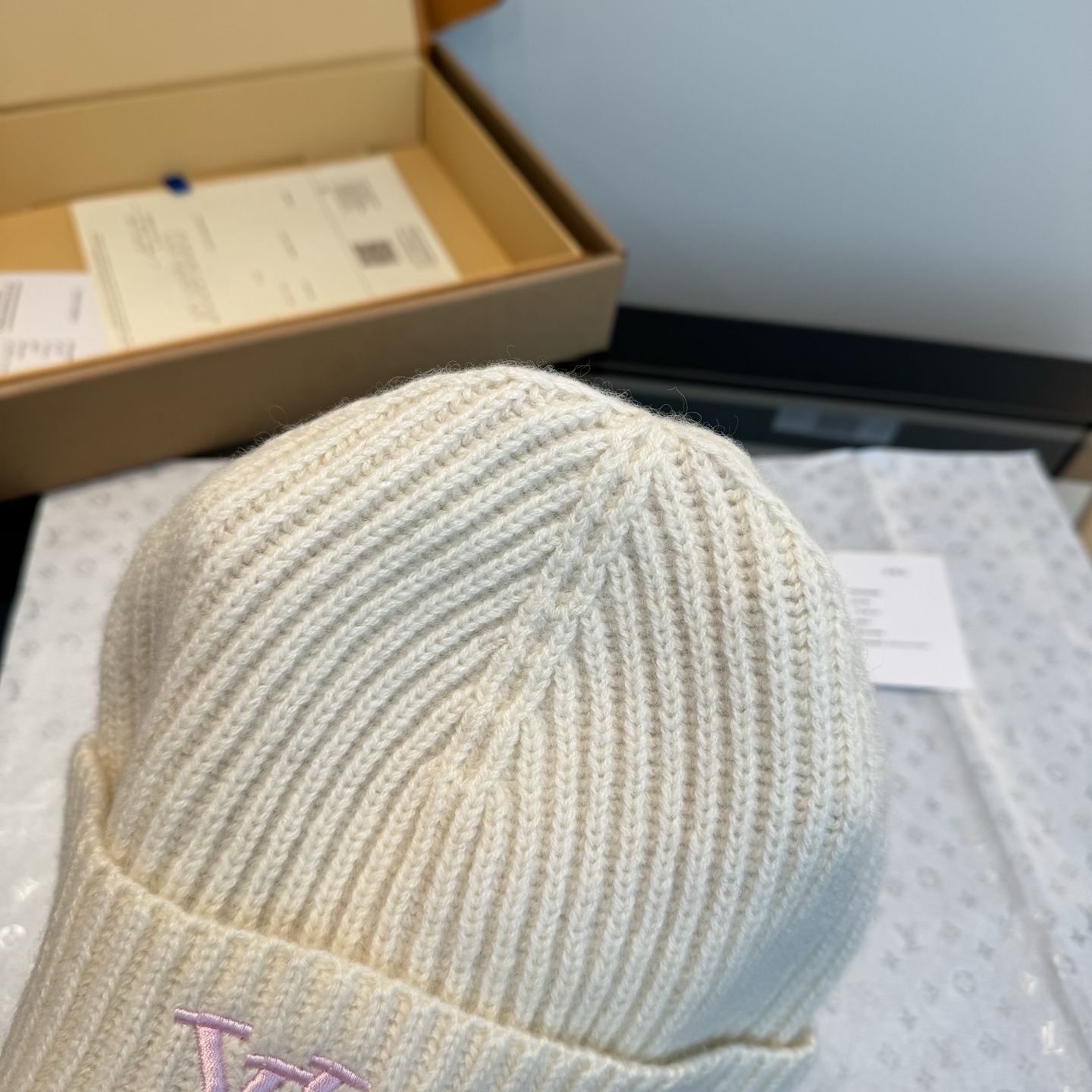 LV一比一圍巾毛帽雙件組奶白配粉彩LOGO時尚百搭組合|超A仿原單精品圖片 7 LV一比一圍巾毛帽雙件組奶白配粉彩LOGO時尚百搭組合|歐美奢侈品精品推薦