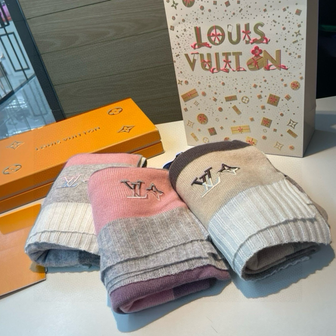 LV高仿圍巾女款粉灰配色條紋拼色LOGO冬季人氣款｜歐美奢侈品精品推薦