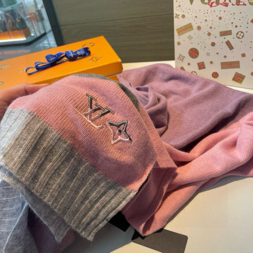 LV高仿圍巾女款粉灰配色條紋拼色LOGO冬季人氣款｜歐美奢侈品精品推薦
