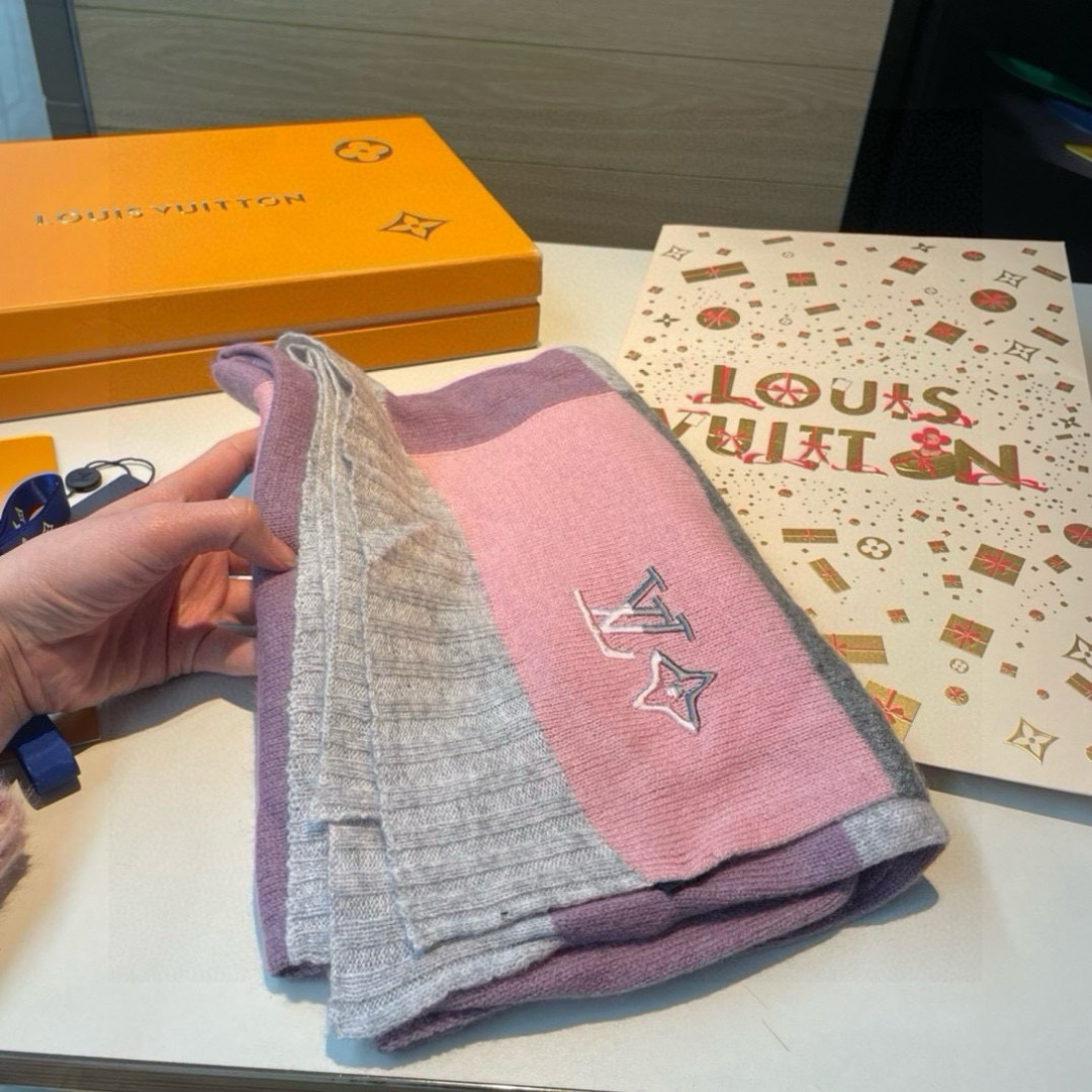 LV高仿圍巾女款粉灰配色條紋拼色LOGO冬季人氣款｜歐美奢侈品精品推薦