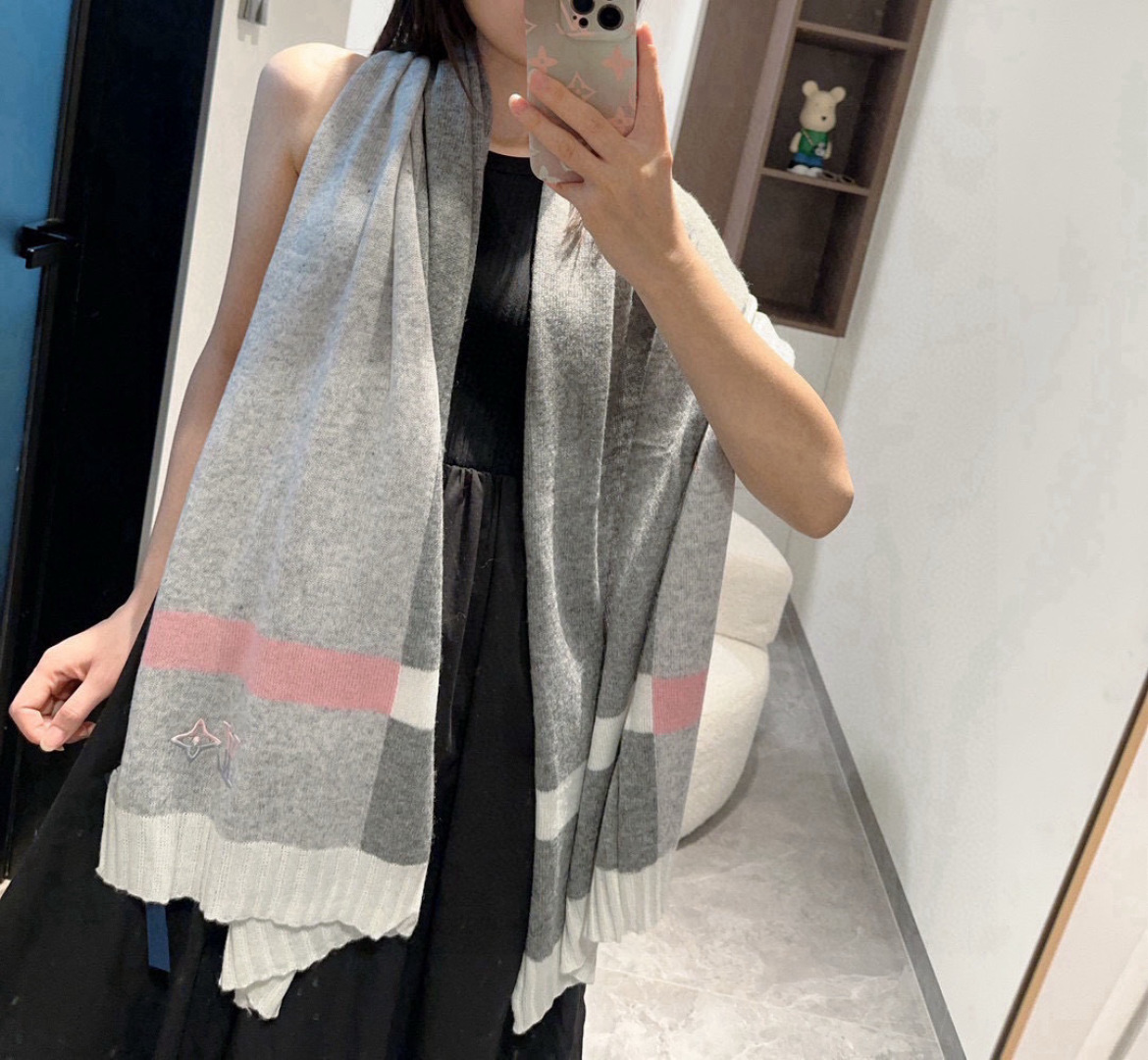 LV A貨圍巾女款白粉灰拼色LOGO立體刺繡甜美百搭配色|超A仿原單精品圖片 6 LV A貨圍巾女款白粉灰拼色LOGO立體刺繡甜美百搭配色|歐美奢侈品精品推薦