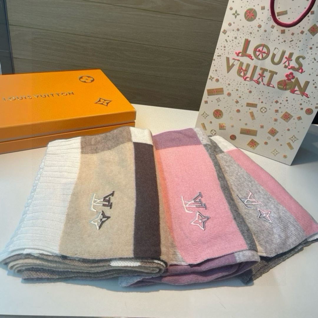 LV A貨圍巾女款白粉灰拼色LOGO立體刺繡甜美百搭配色|超A仿原單精品圖片 13 LV A貨圍巾女款白粉灰拼色LOGO立體刺繡甜美百搭配色|歐美奢侈品精品推薦