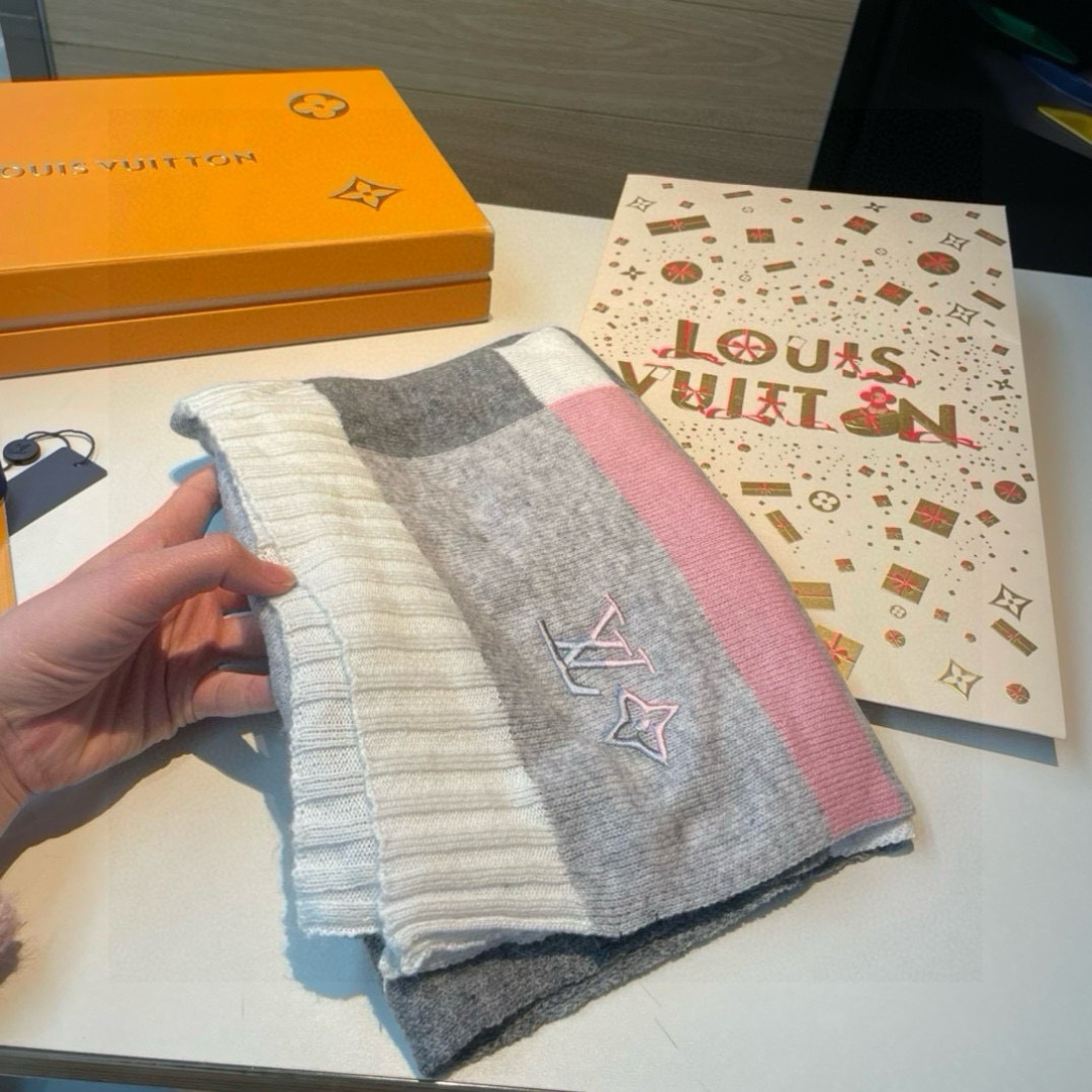 LV A貨圍巾女款白粉灰拼色LOGO立體刺繡甜美百搭配色|超A仿原單精品圖片 12 LV A貨圍巾女款白粉灰拼色LOGO立體刺繡甜美百搭配色|歐美奢侈品精品推薦