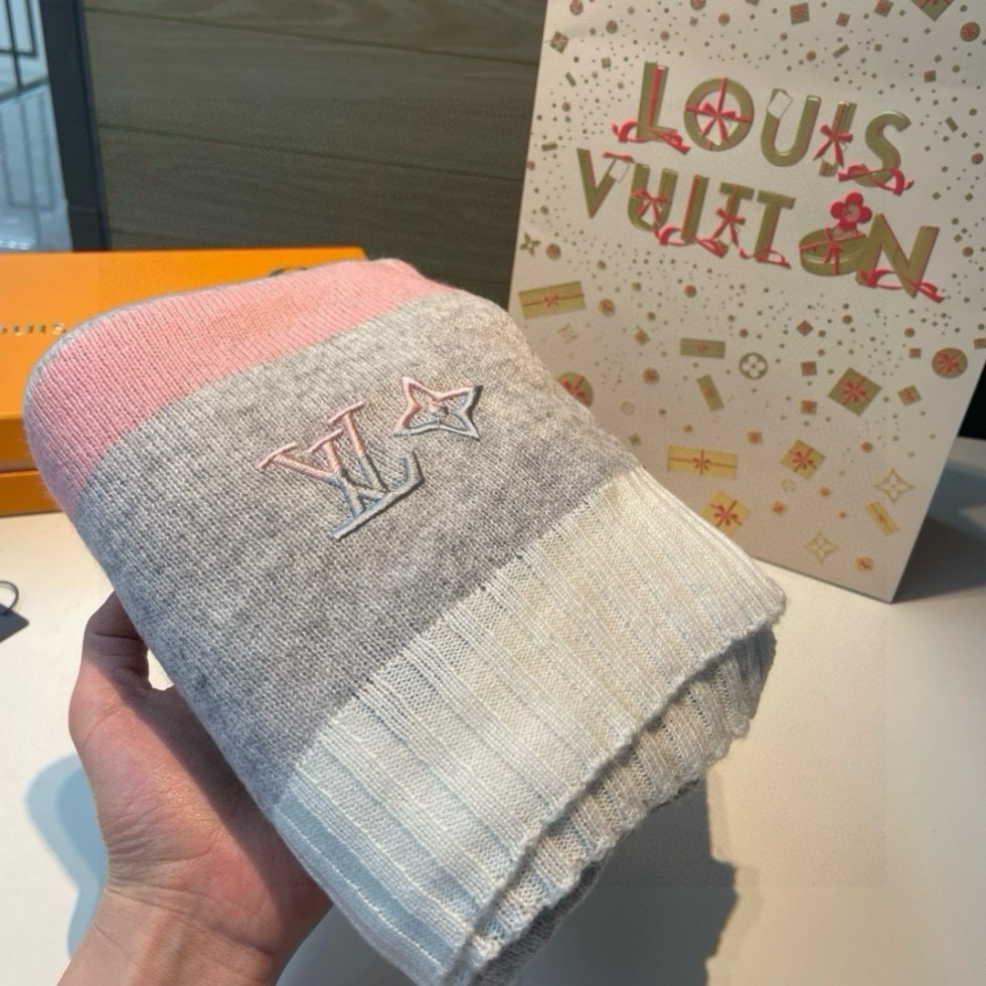 LV A貨圍巾女款白粉灰拼色LOGO立體刺繡甜美百搭配色|超A仿原單精品圖片 10 LV A貨圍巾女款白粉灰拼色LOGO立體刺繡甜美百搭配色|歐美奢侈品精品推薦