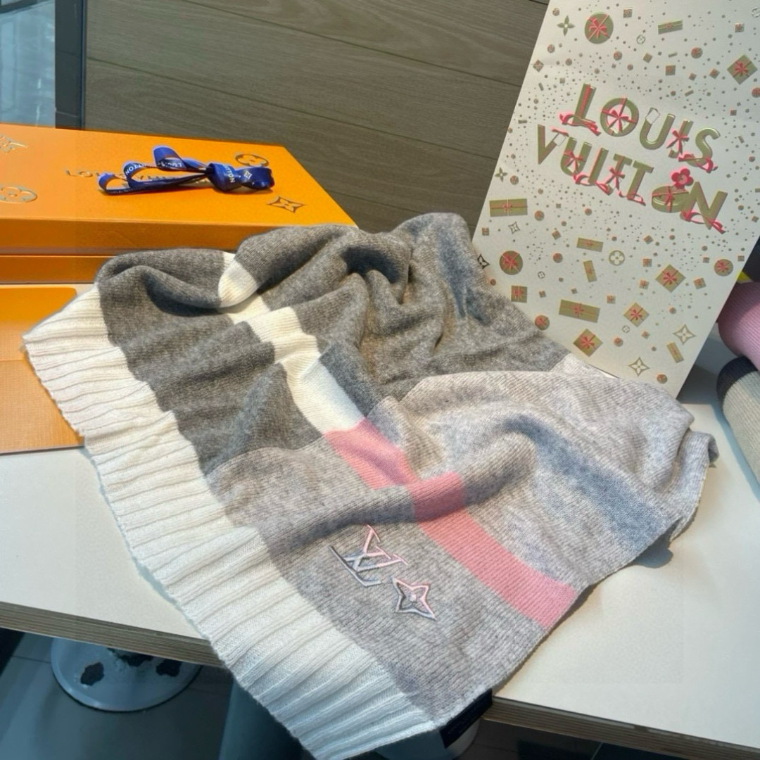 LV A貨圍巾女款白粉灰拼色LOGO立體刺繡甜美百搭配色|超A仿原單精品圖片 9 LV A貨圍巾女款白粉灰拼色LOGO立體刺繡甜美百搭配色|歐美奢侈品精品推薦