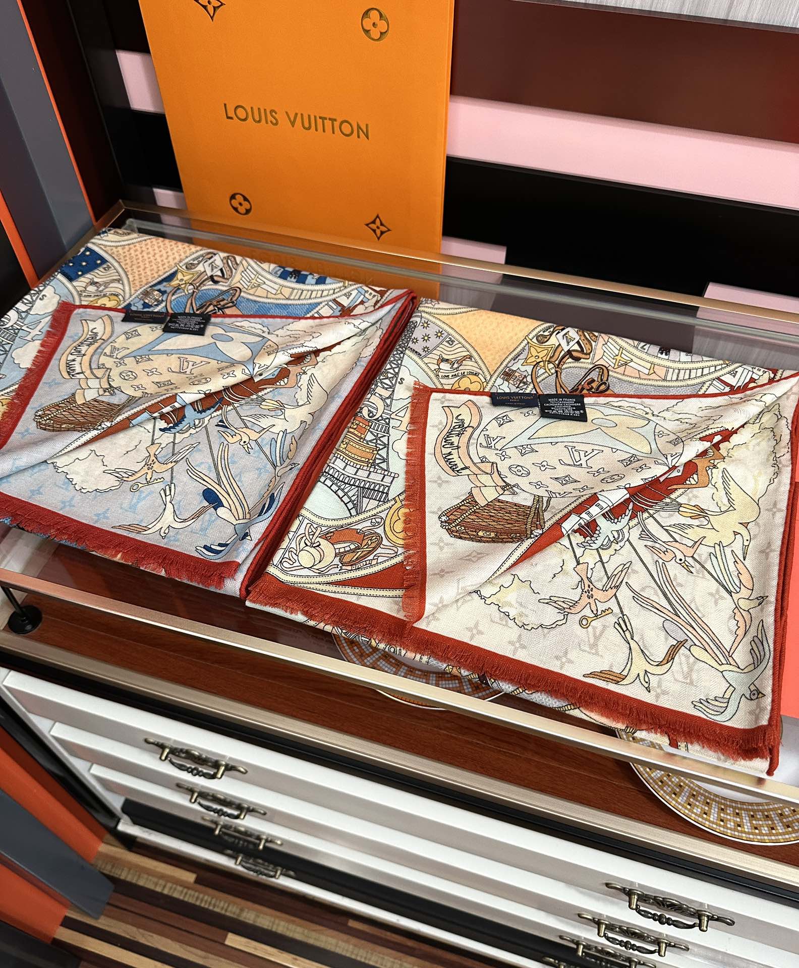 LV一比一絲巾女款城市插畫圖騰全幅開展款設計絲質長巾|超A仿原單精品圖片 6 LV一比一絲巾女款城市插畫圖騰全幅開展款設計絲質長巾|歐美奢侈品精品推薦