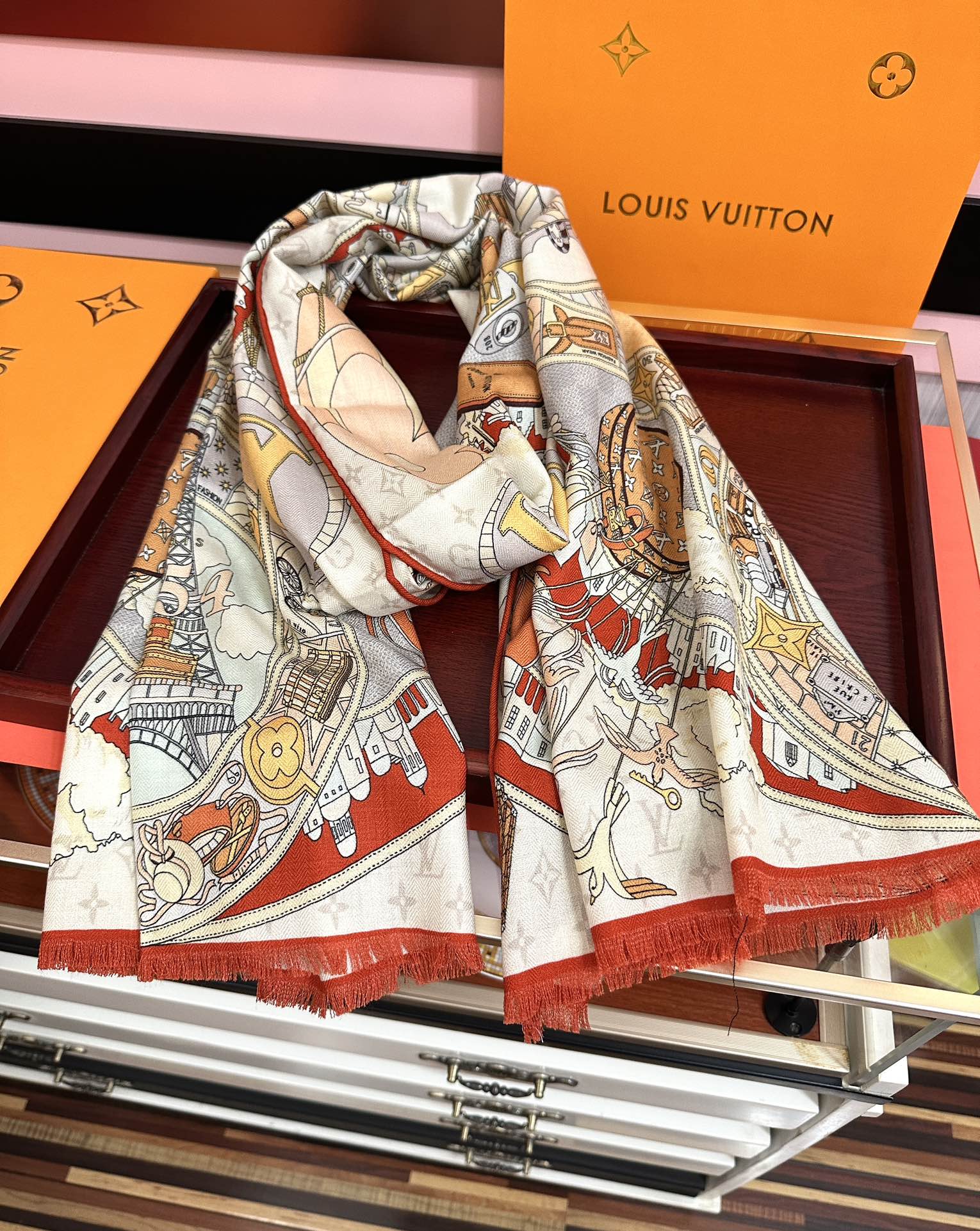 LV一比一絲巾女款城市插畫圖騰全幅開展款設計絲質長巾|超A仿原單精品圖片 12 LV一比一絲巾女款城市插畫圖騰全幅開展款設計絲質長巾|歐美奢侈品精品推薦