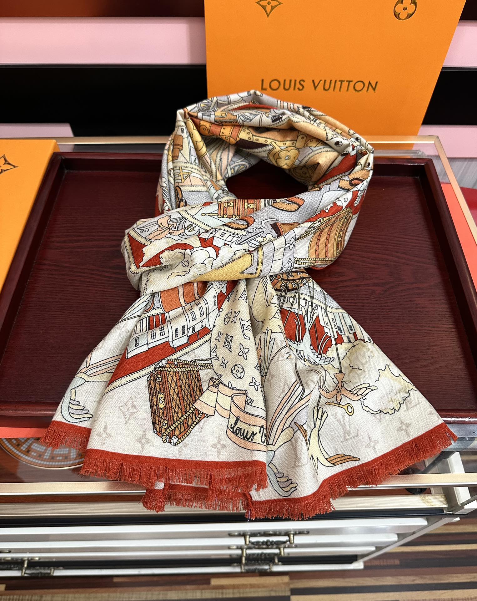 LV一比一絲巾女款城市插畫圖騰全幅開展款設計絲質長巾|超A仿原單精品圖片 11 LV一比一絲巾女款城市插畫圖騰全幅開展款設計絲質長巾|歐美奢侈品精品推薦