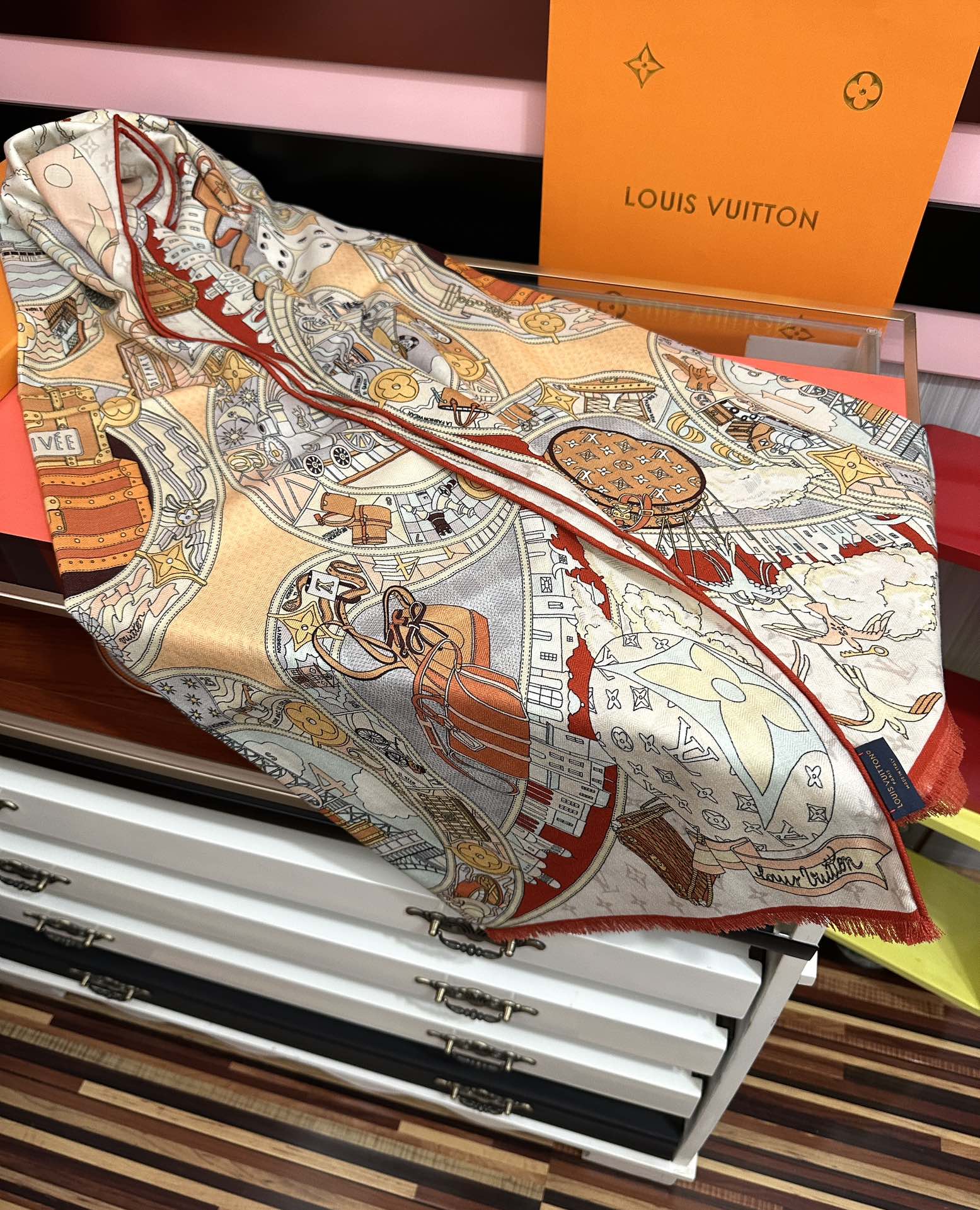 LV一比一絲巾女款城市插畫圖騰全幅開展款設計絲質長巾|超A仿原單精品圖片 9 LV一比一絲巾女款城市插畫圖騰全幅開展款設計絲質長巾|歐美奢侈品精品推薦