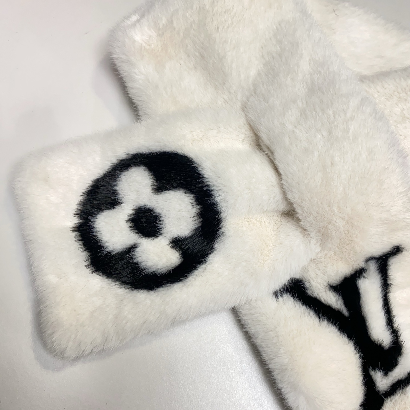 LV高仿毛絨耳罩圍巾套組女款白色LOGO立體刺繡可愛造型｜歐美奢侈品精品推薦