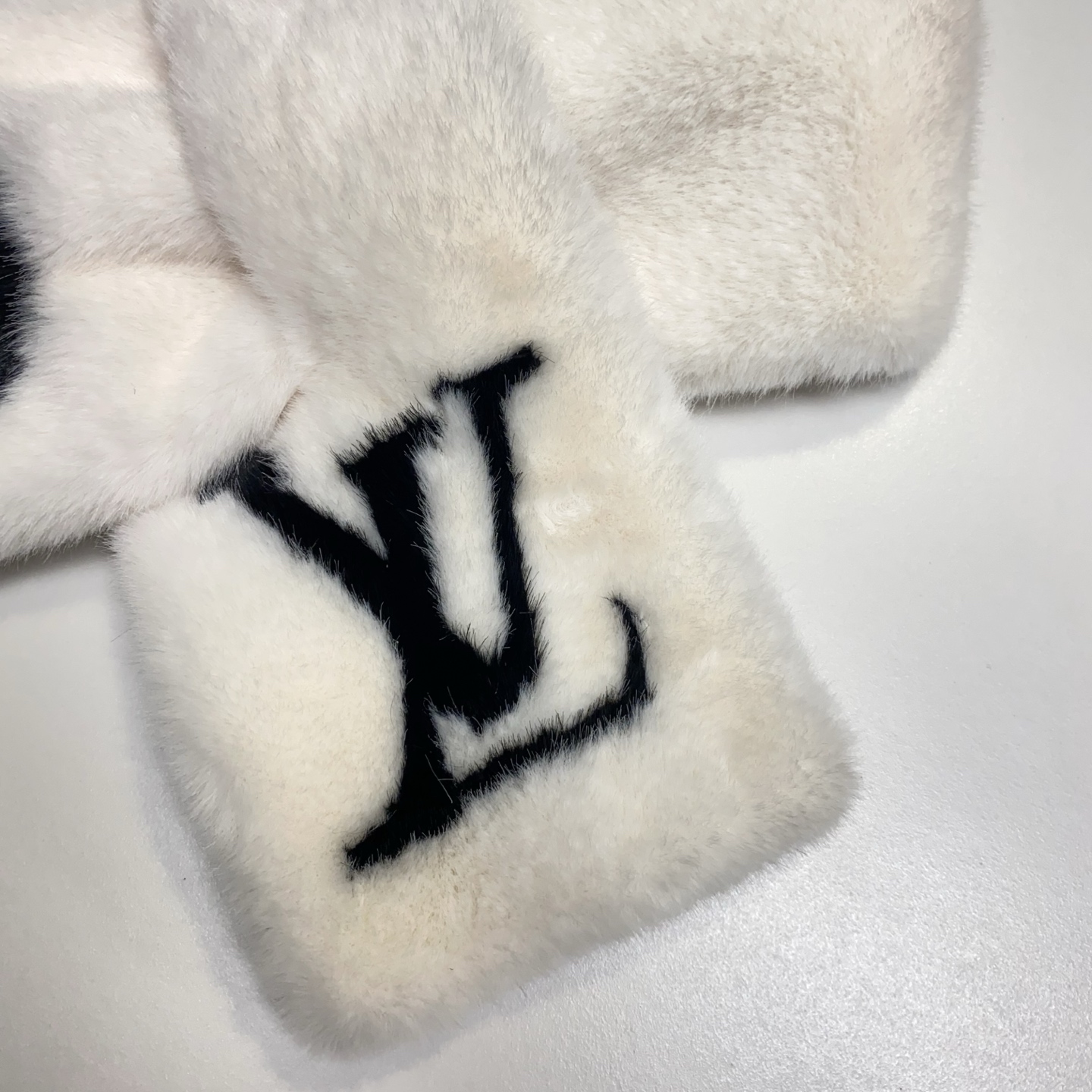 LV高仿毛絨耳罩圍巾套組女款白色LOGO立體刺繡可愛造型｜歐美奢侈品精品推薦