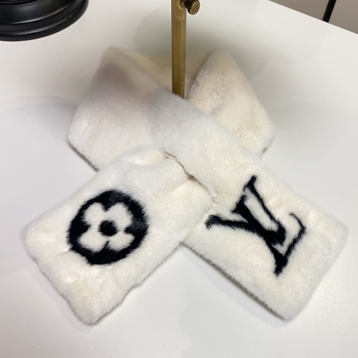 LV高仿毛絨耳罩圍巾套組女款白色LOGO立體刺繡可愛造型｜歐美奢侈品精品推薦