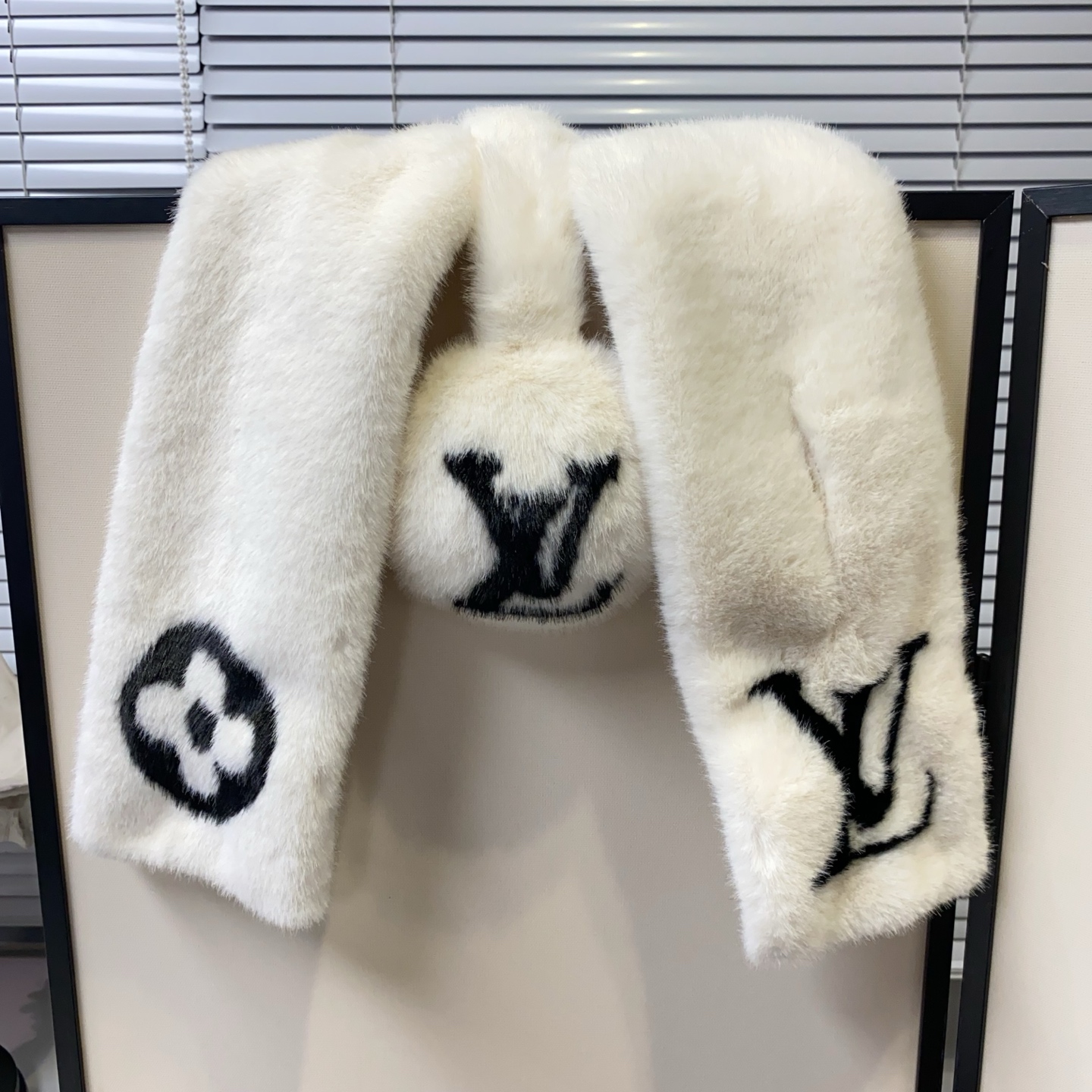 LV高仿毛絨耳罩圍巾套組女款白色LOGO立體刺繡可愛造型｜歐美奢侈品精品推薦