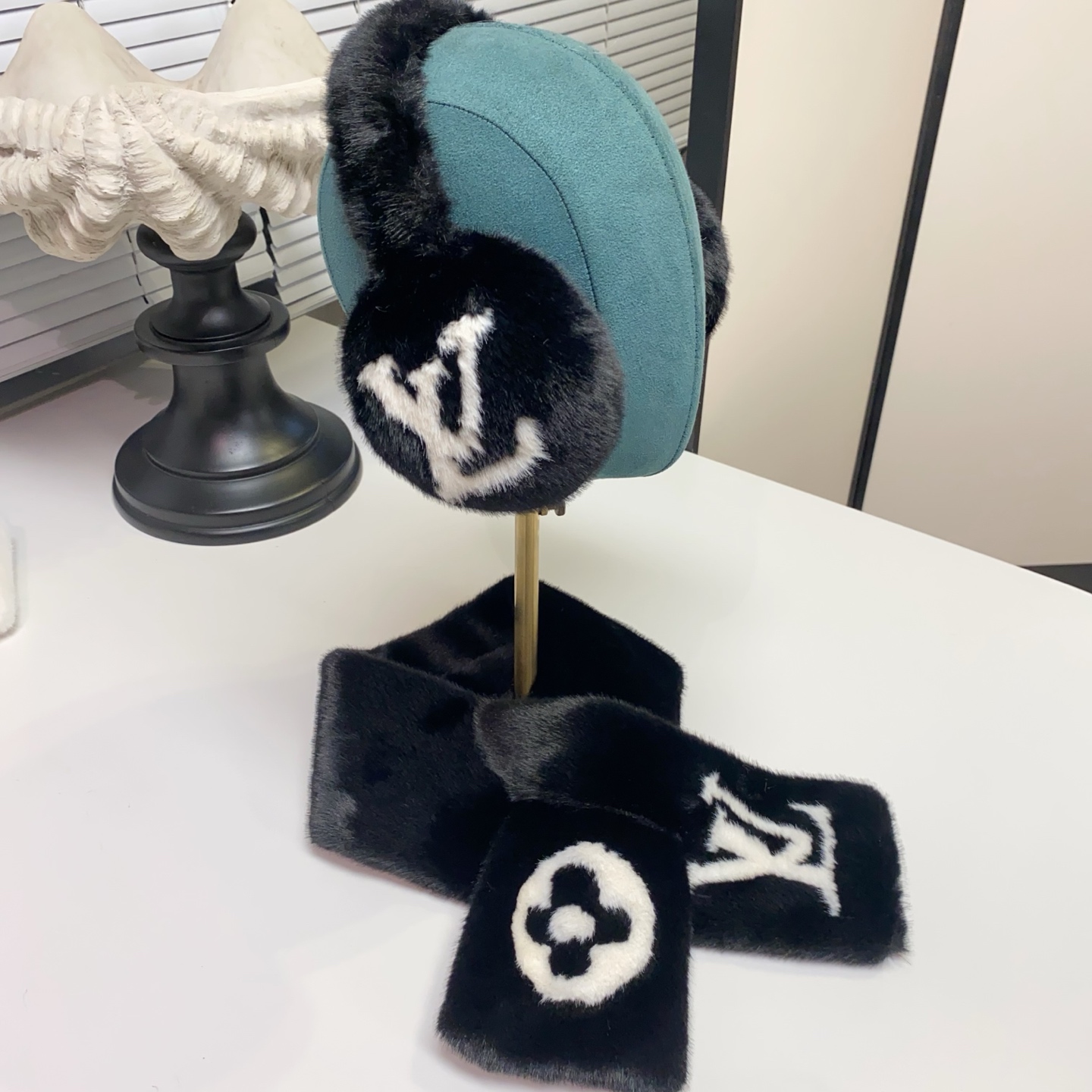 LV A貨毛絨圍巾耳罩套組男女款黑白經典LOGO百搭禦寒組合｜歐美奢侈品精品推薦