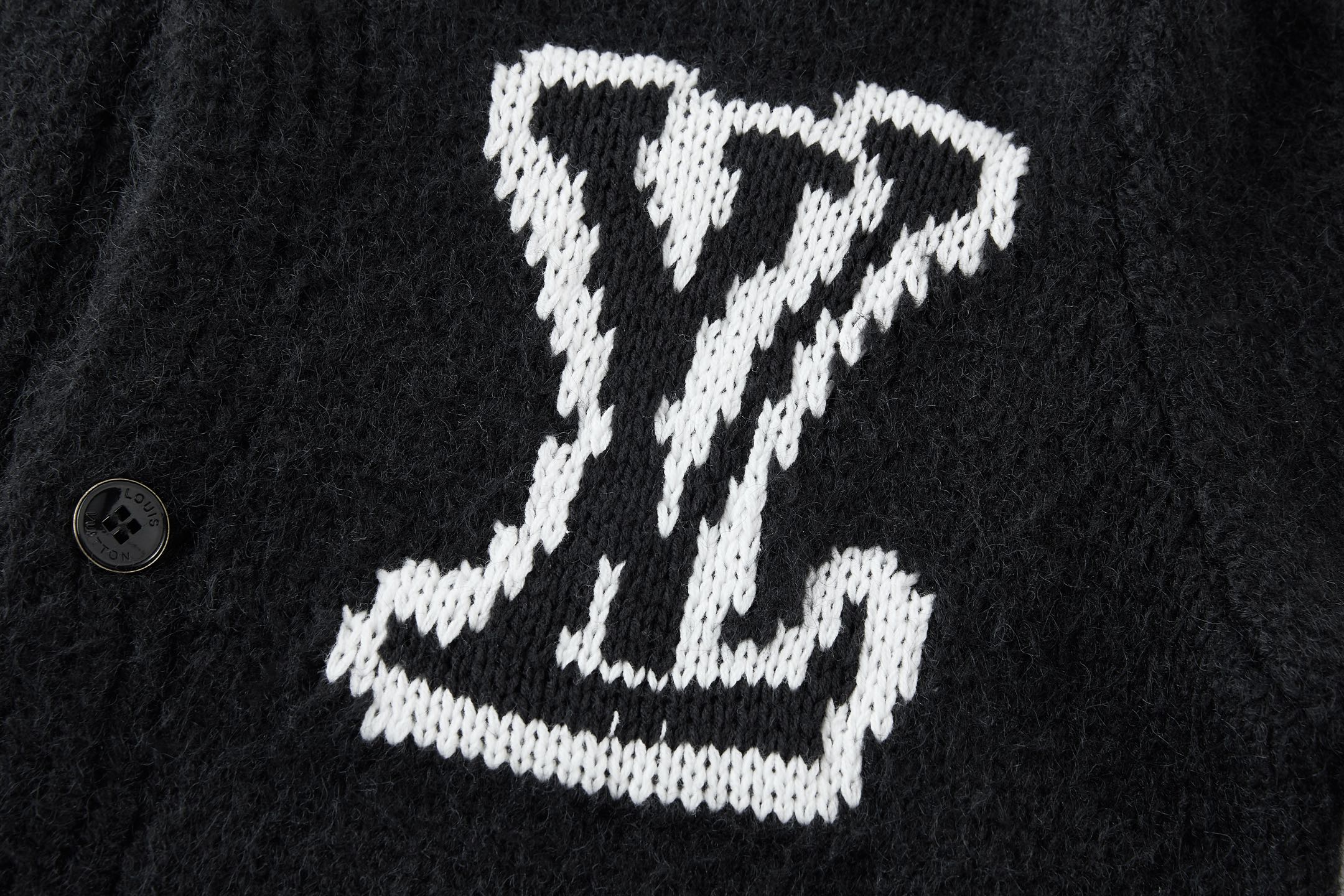 LV高仿男士針織開襟外套 經典大LOGO設計保暖實用|超A仿原單精品圖片 13 LV高仿男士針織開襟外套 經典大LOGO設計保暖實用|歐美奢侈品精品推薦