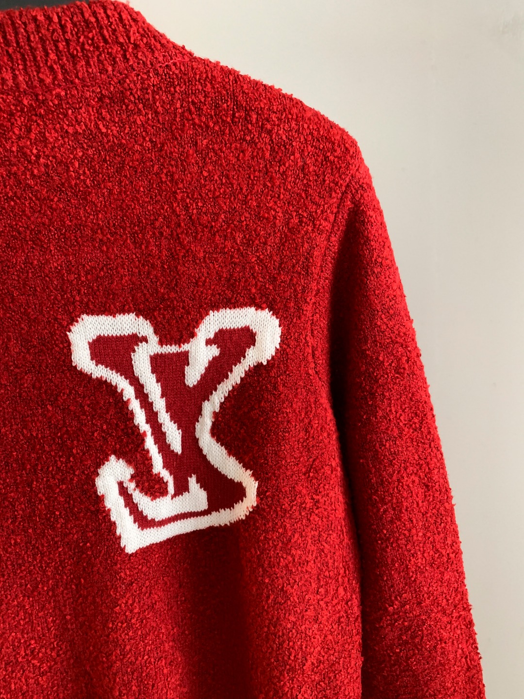 LV原單男士紅色圓領針織毛衣 立體大LOGO設計搶眼有型｜歐美奢侈品精品推薦