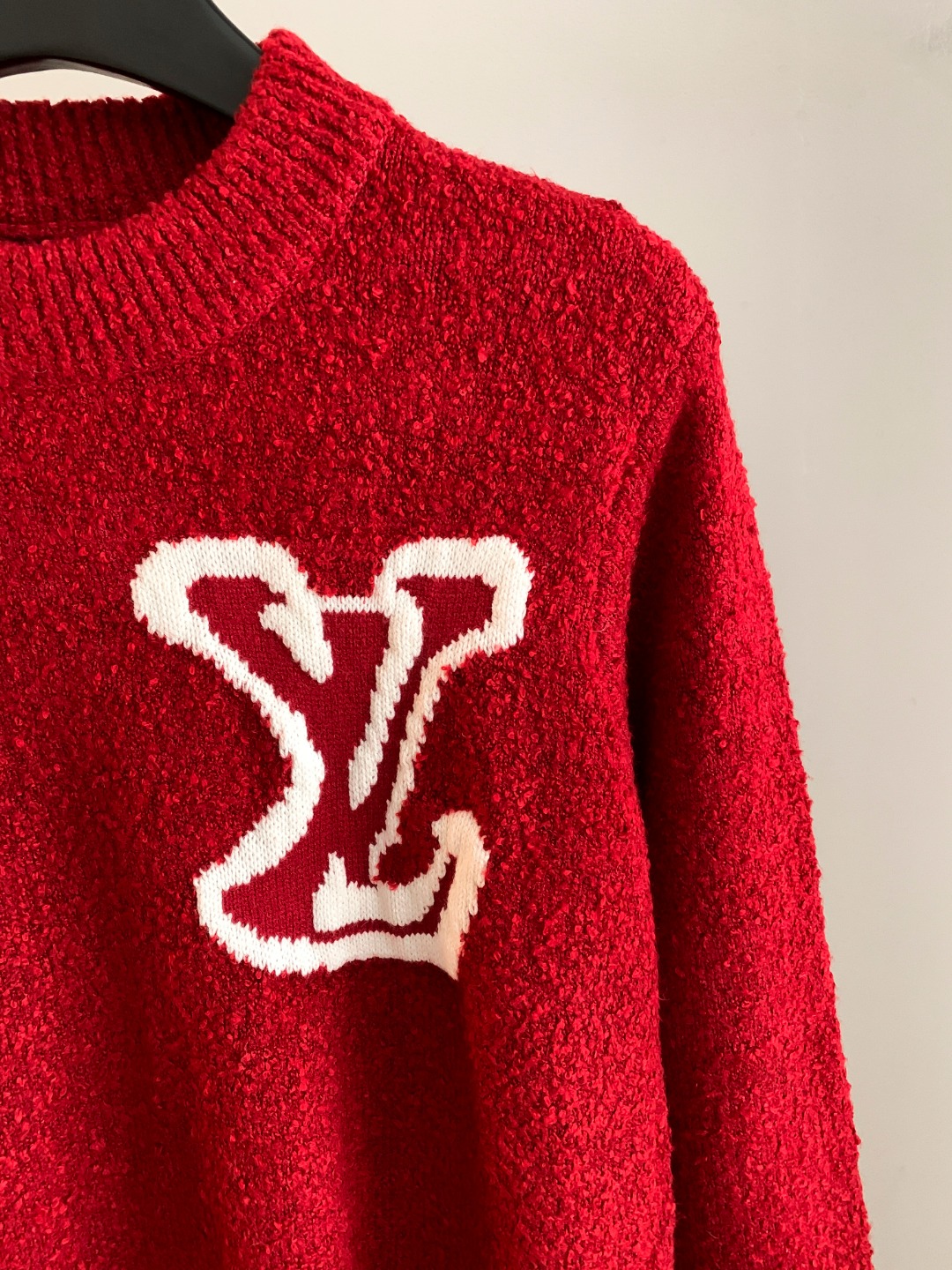 LV原單男士紅色圓領針織毛衣 立體大LOGO設計搶眼有型｜歐美奢侈品精品推薦