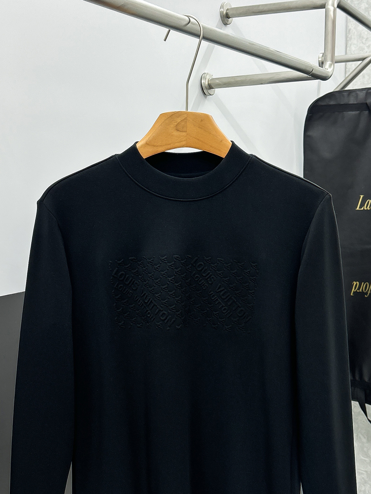 LV高仿男士黑色長袖T恤 壓紋LOGO設計簡約有型必備款｜歐美奢侈品精品推薦
