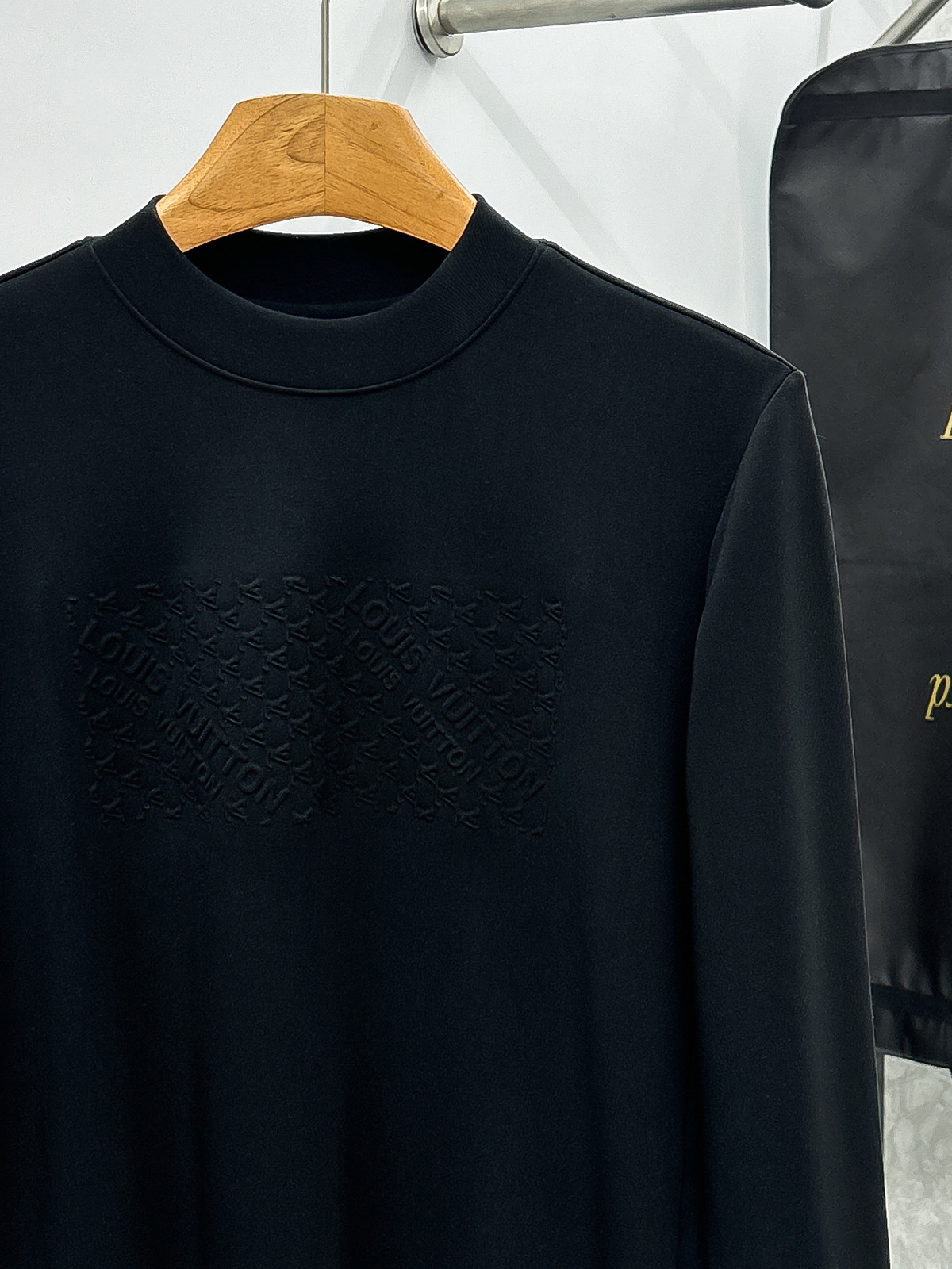 LV高仿男士黑色長袖T恤 壓紋LOGO設計簡約有型必備款｜歐美奢侈品精品推薦