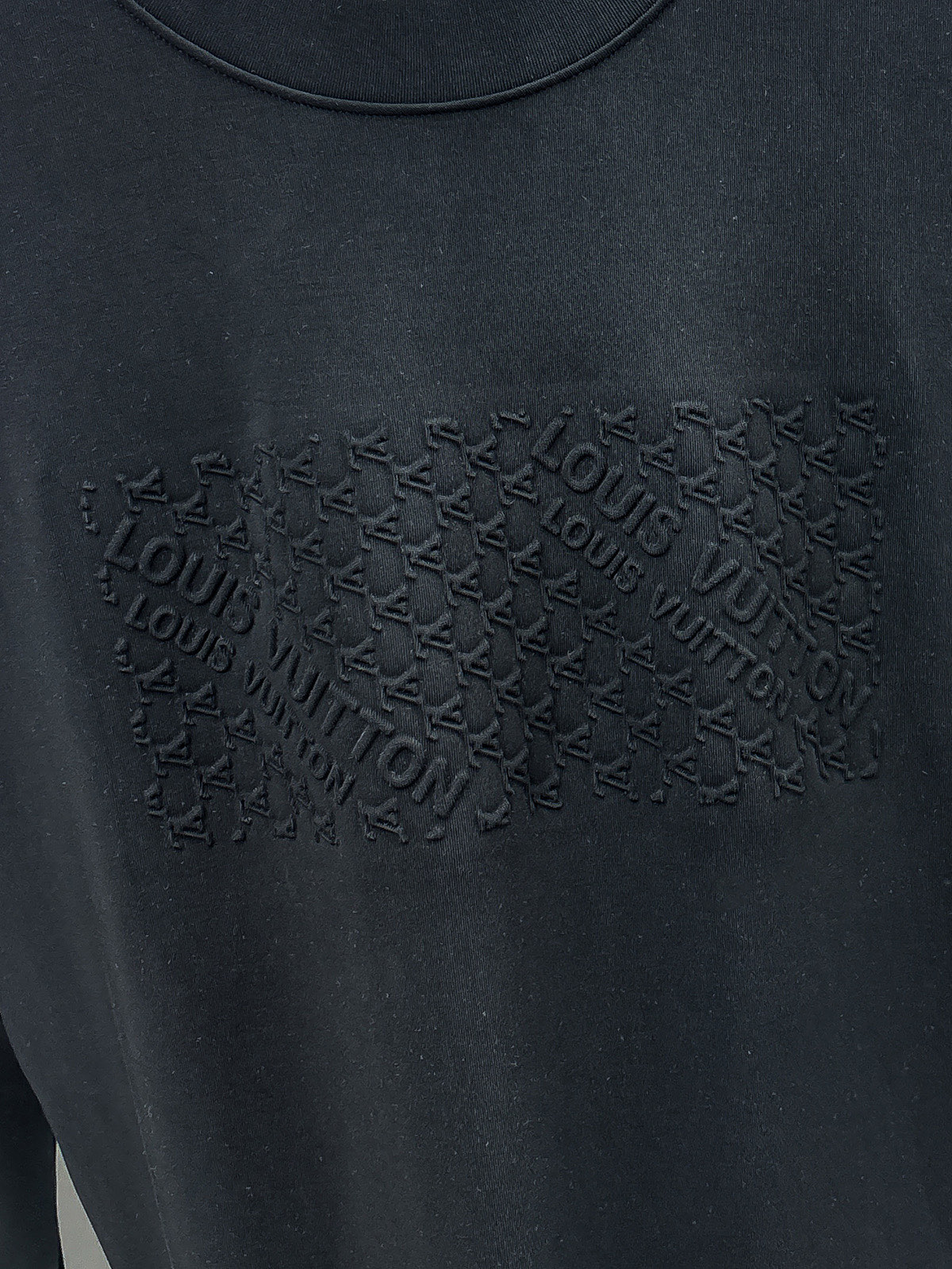 LV高仿男士黑色長袖T恤 壓紋LOGO設計簡約有型必備款｜歐美奢侈品精品推薦