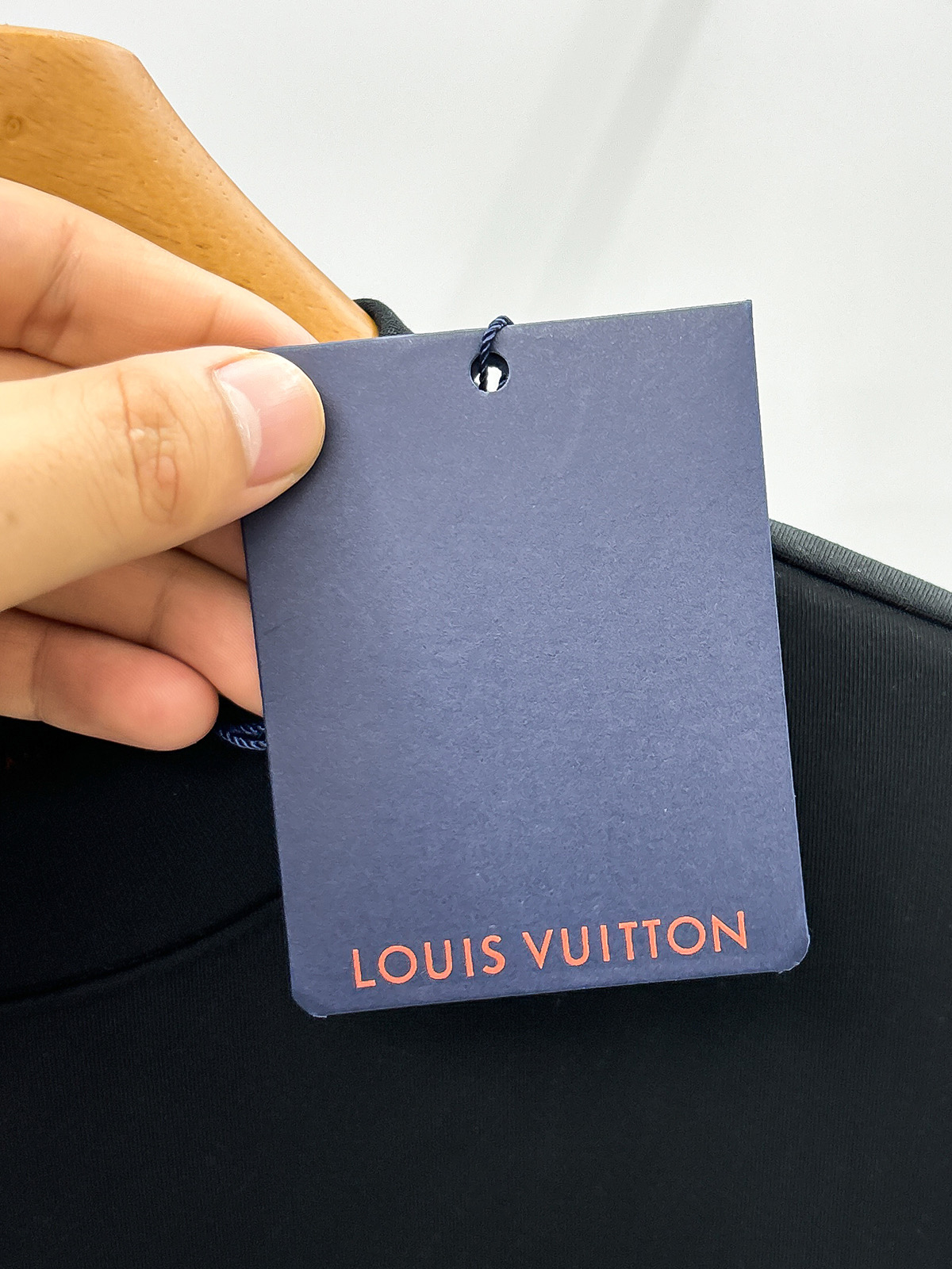 LV高仿男士黑色長袖T恤 壓紋LOGO設計簡約有型必備款｜歐美奢侈品精品推薦