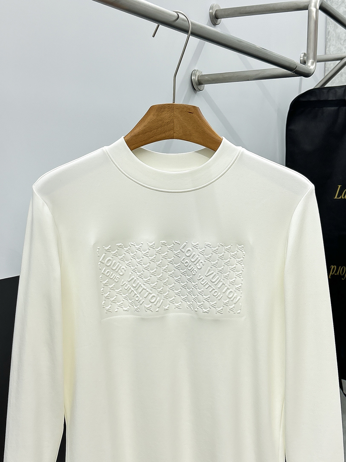 LV一比一男士白色長袖T恤 壓紋LOGO素面款簡約百搭風｜歐美奢侈品精品推薦