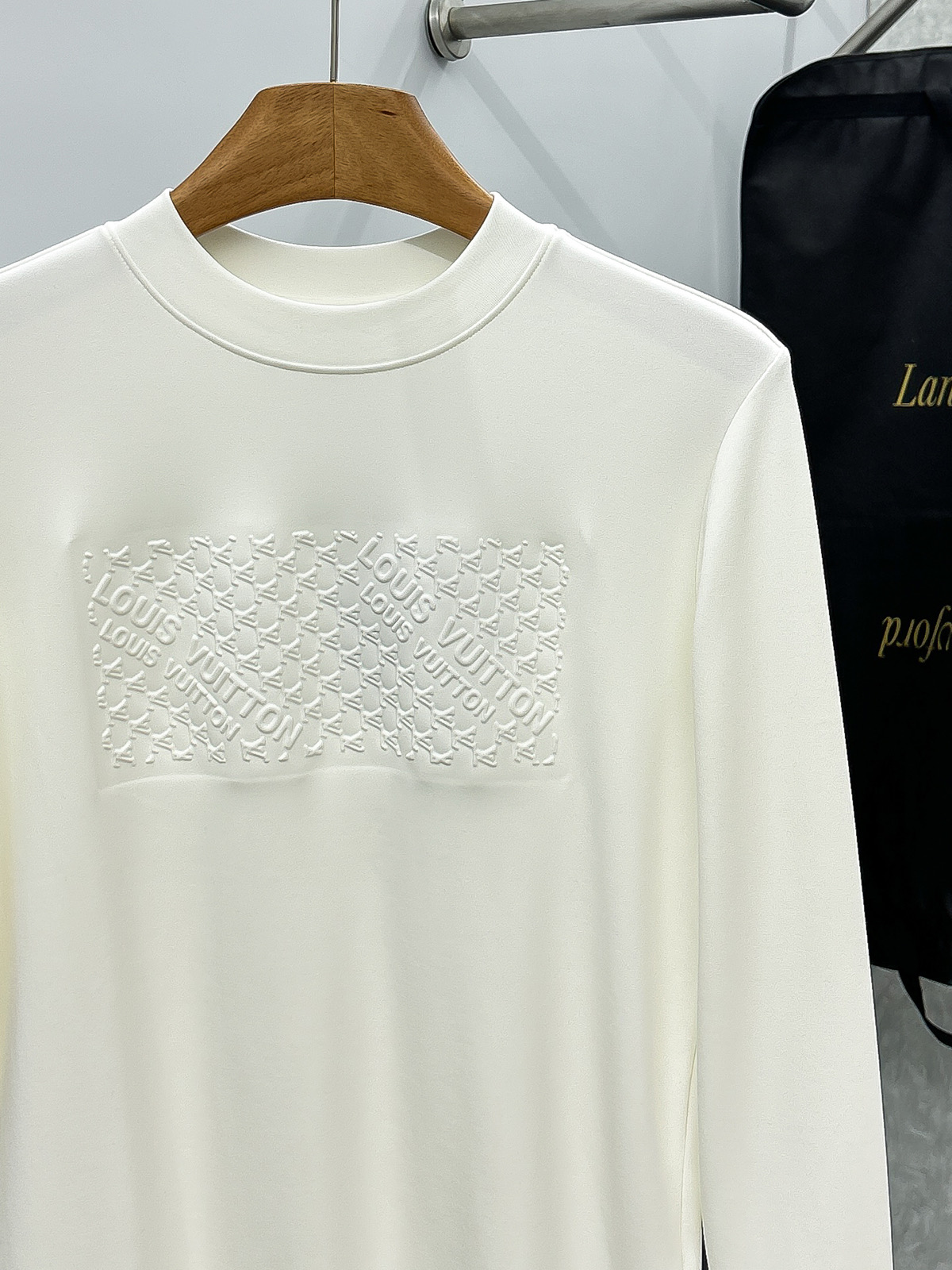 LV一比一男士白色長袖T恤 壓紋LOGO素面款簡約百搭風｜歐美奢侈品精品推薦